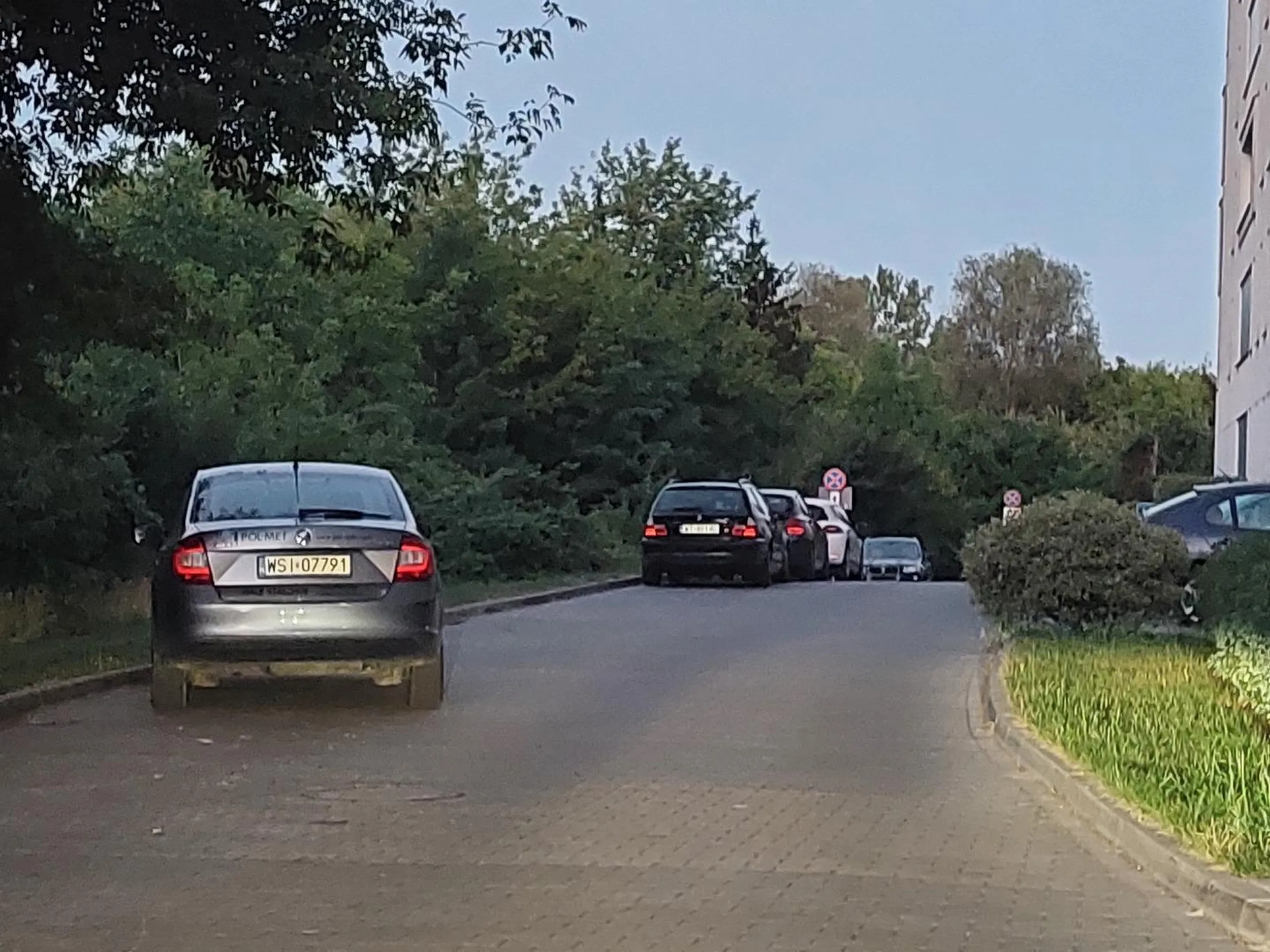 Kierowcy tego pojazdu przydałyby się lekcje parkowania,nie potrafi zatrzymać się równolegle do drogi, notorycznie staje jak na zdjeciu,na miejscu do tego nieprzeznaczonym.