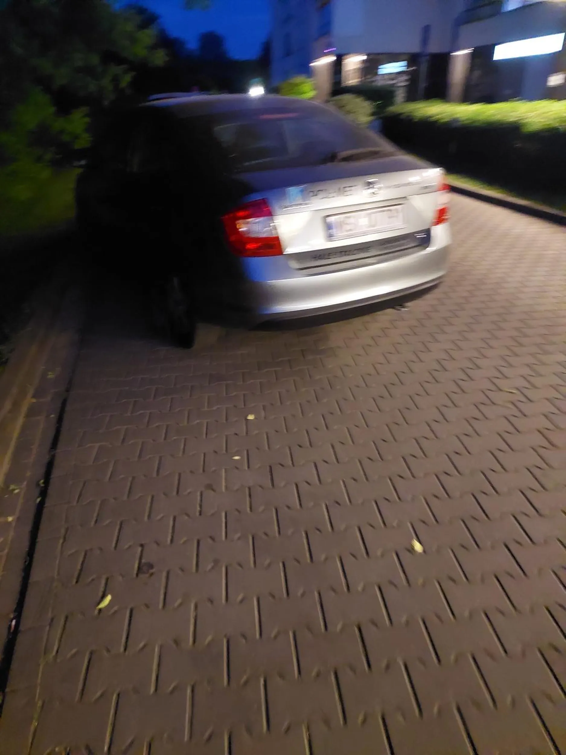 Kierowcy tego pojazdu przydałyby się lekcje parkowania,nie potrafi zatrzymać się równolegle do drogi, notorycznie staje jak na zdjeciu,na miejscu do tego nieprzeznaczonym.