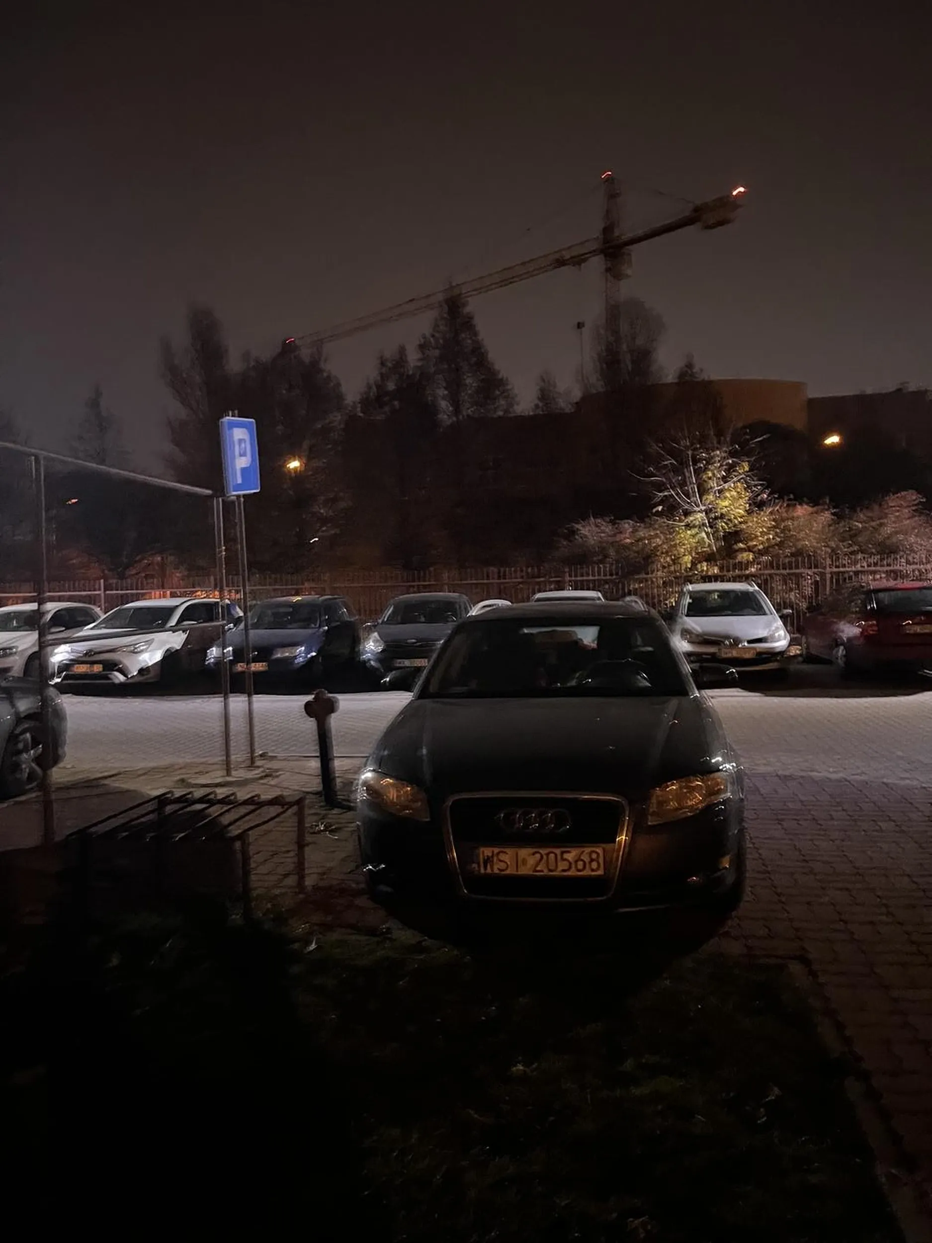 Nieodpowiedzialny ratownik pogotowia medycznego staje mniej niż metr od hydrantu+na zakazie