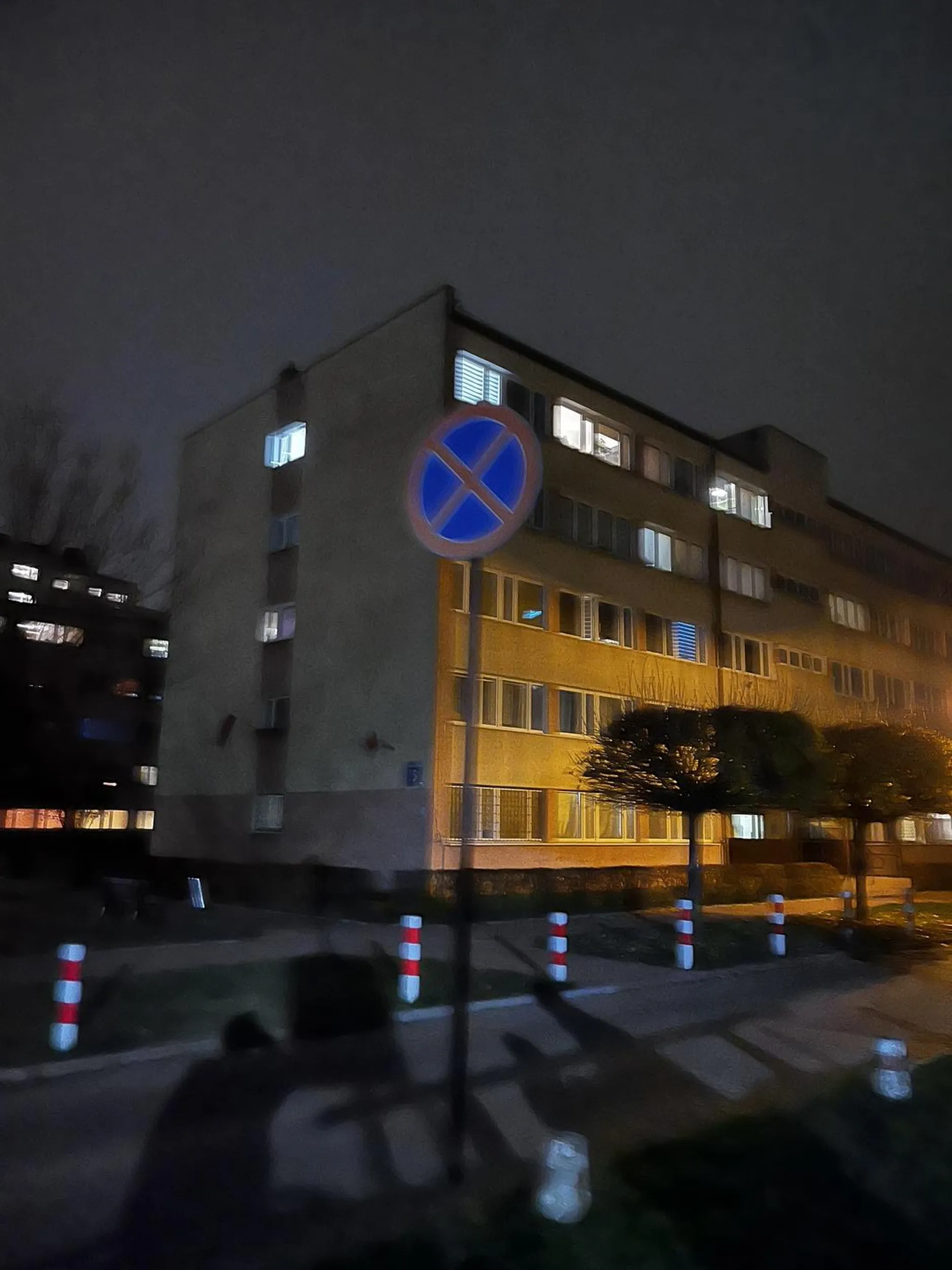 Nieodpowiedzialny ratownik pogotowia medycznego staje mniej niż metr od hydrantu+na zakazie