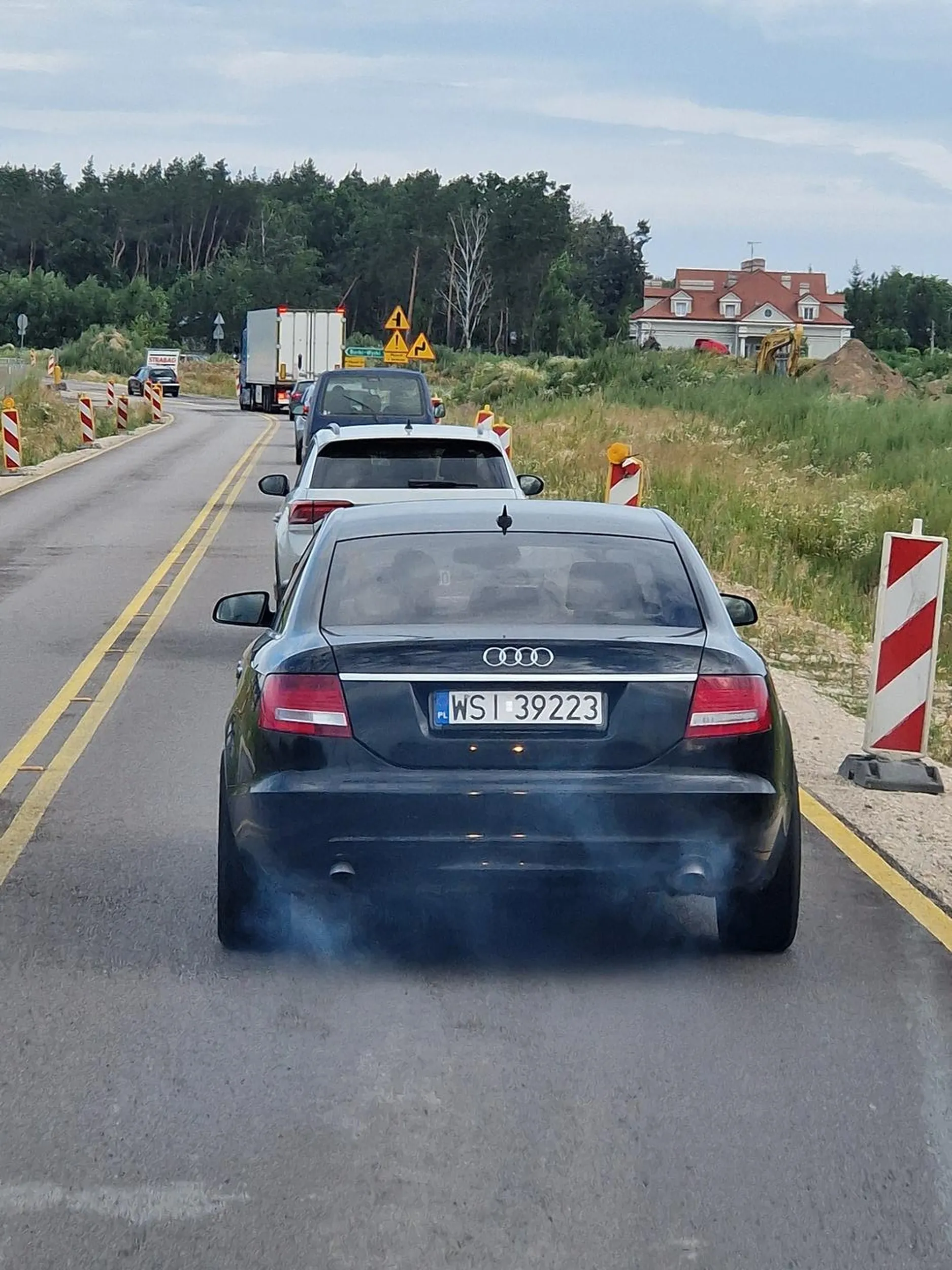 Ciągle dymi na biało nie da się za nim jechać