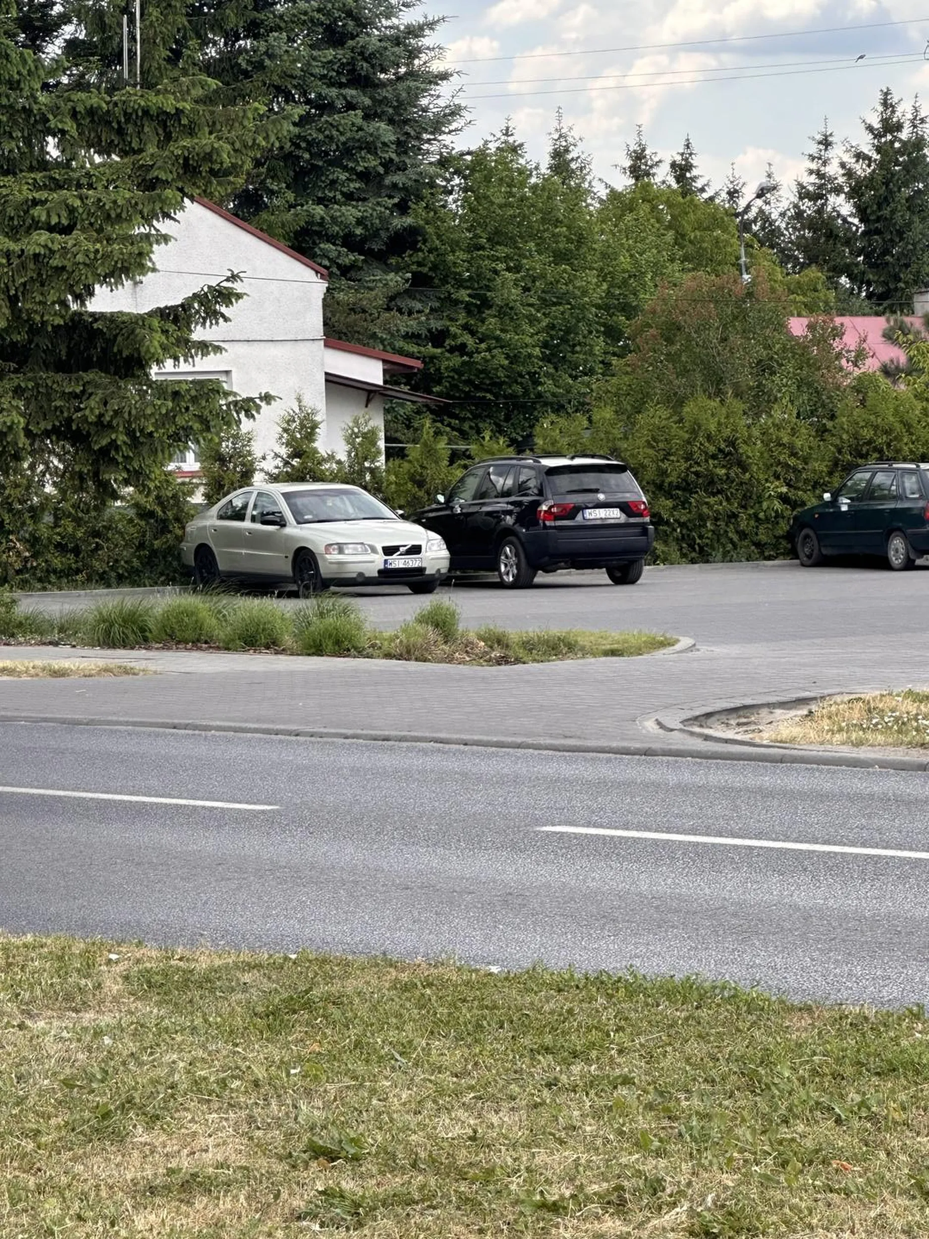 Uwaga na volvo. Wymija samochody slalomem i robi ronda z piskiem opon
