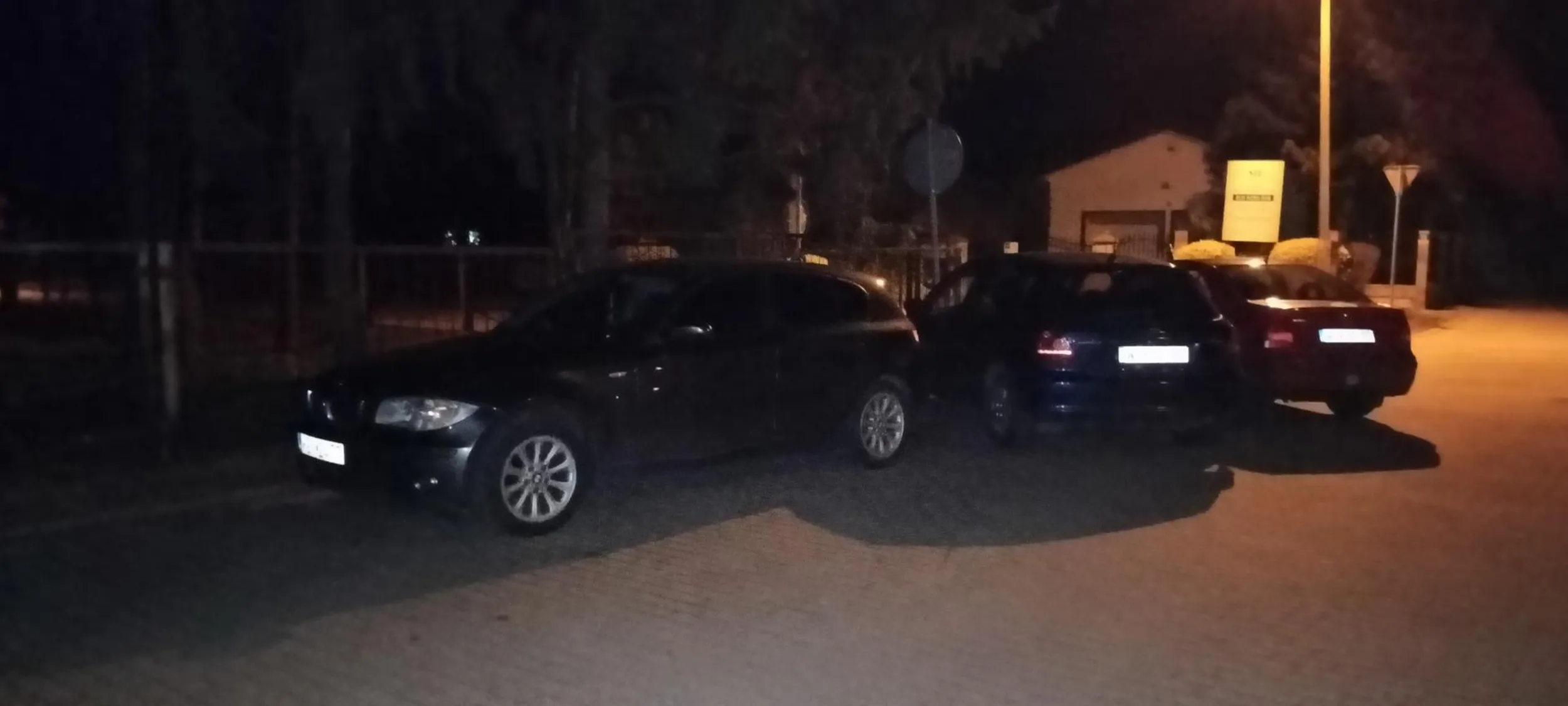 Kierowca tego BMW chyba nie do końca rozumie parkowanie prostopadłe pod kątem, dwa auta dalej stoją już dobrze ale on stwierdził że zaparkuje równolegle, przez co zablokował miejsce do stanięcia w którym zmieścilo by się jeszcze jedno auto, kierowco jeśli to czytasz naucz się parkować prawidłowo tak jak robią to inni bo widać ci nie wychodzi.