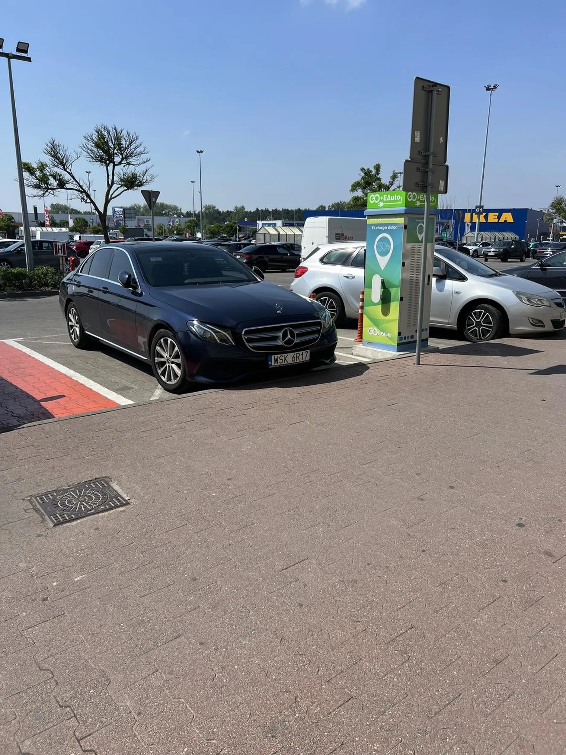 Dwa tępaki parkujący na stanowisku do ładowania elektryków. Bo blisko wejścia to sobie zaparkuje