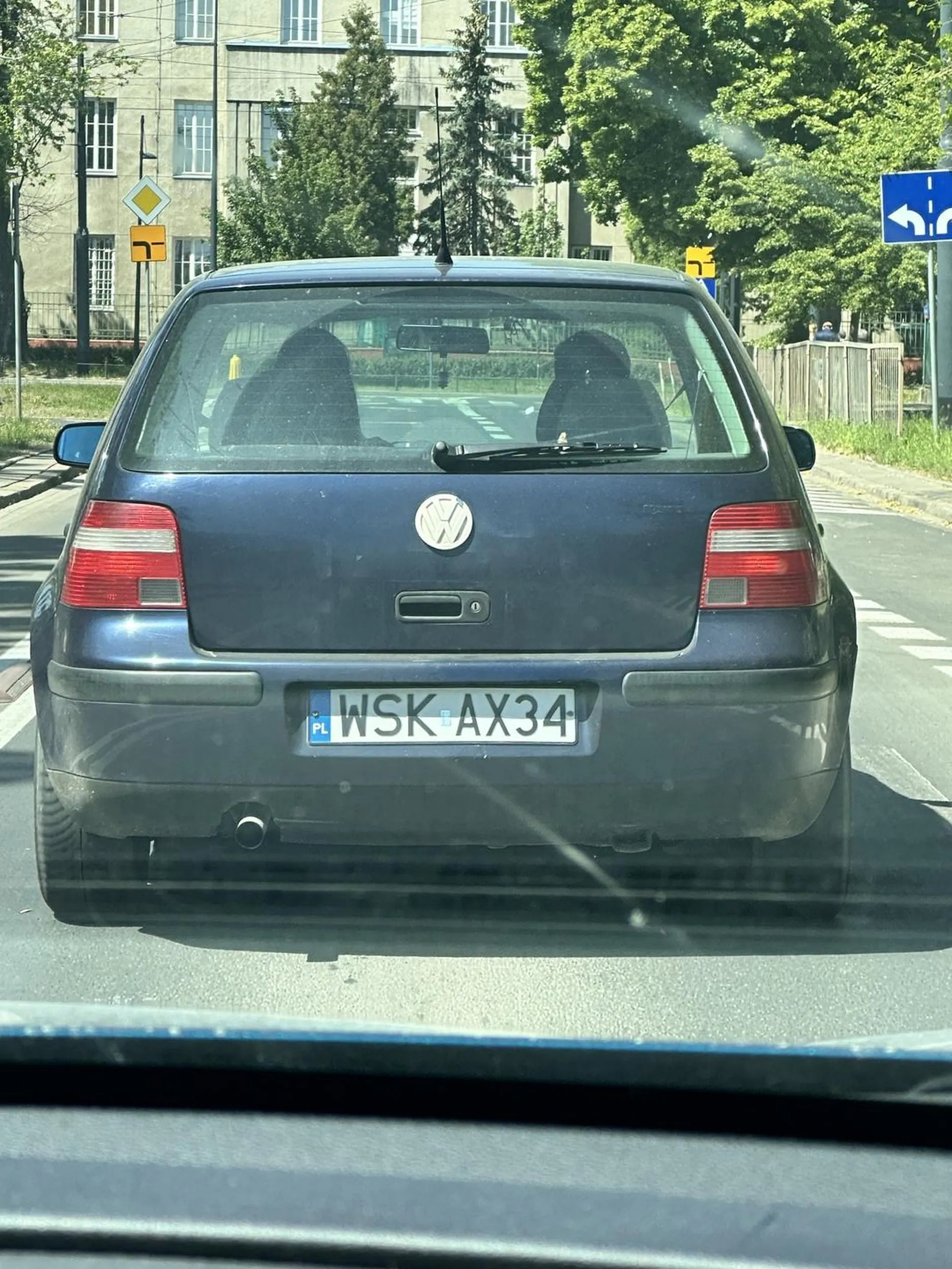 Głupia baba, jak zmieniasz pas, to wylicz sobie trajektorię i naucz się korzystać z kierunkowskazów. Omal nie wjechała mi w auto.