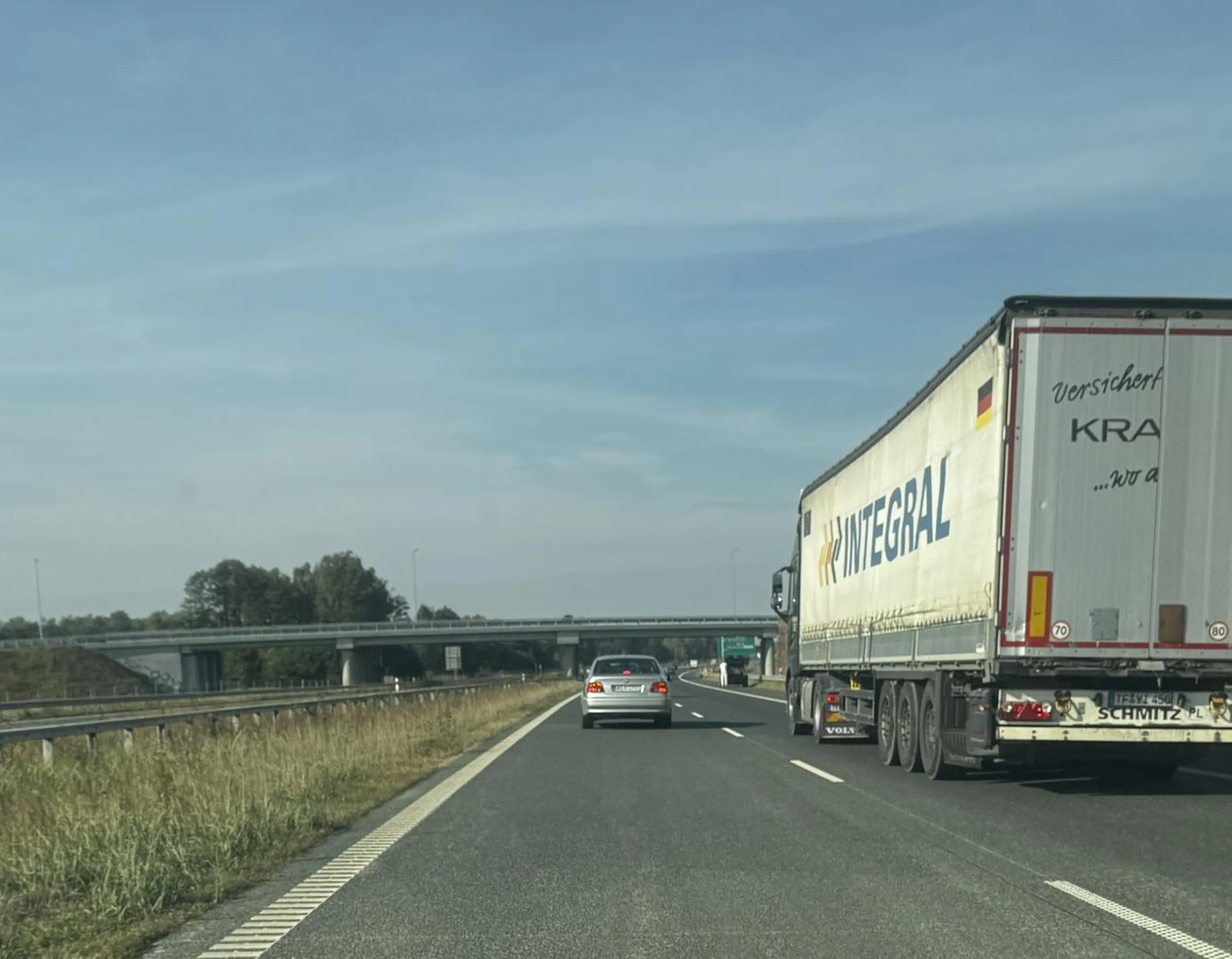 Ciągnie się lewym pasem na a2 110km/h, pomimo że prawy pusty. Jak nagle zjedzie na prawy to gaz do dechy i nie daje wyprzedzić, a jak znowu on wyprzedza to znowu wyhamowuje do 110. Prawko do zabrania. Wyładowuje frustrację na drodze.