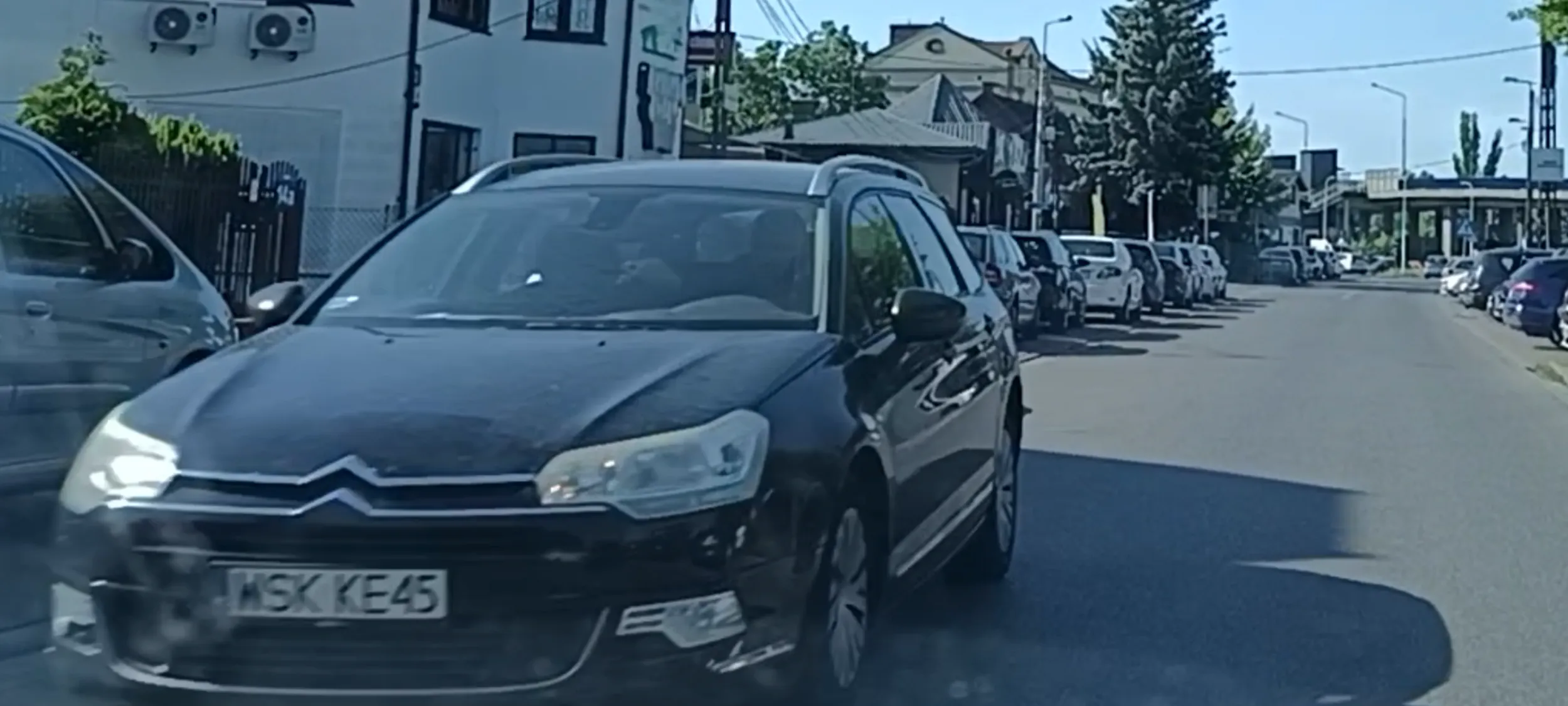 Bandyta drogowy leci jak strzała 90kmh na drodze z ograniczeniem 50kmh a przy tym nie kontroluje lotu,.bo gada przez komórkę trzymaną w dłoni przy uchu