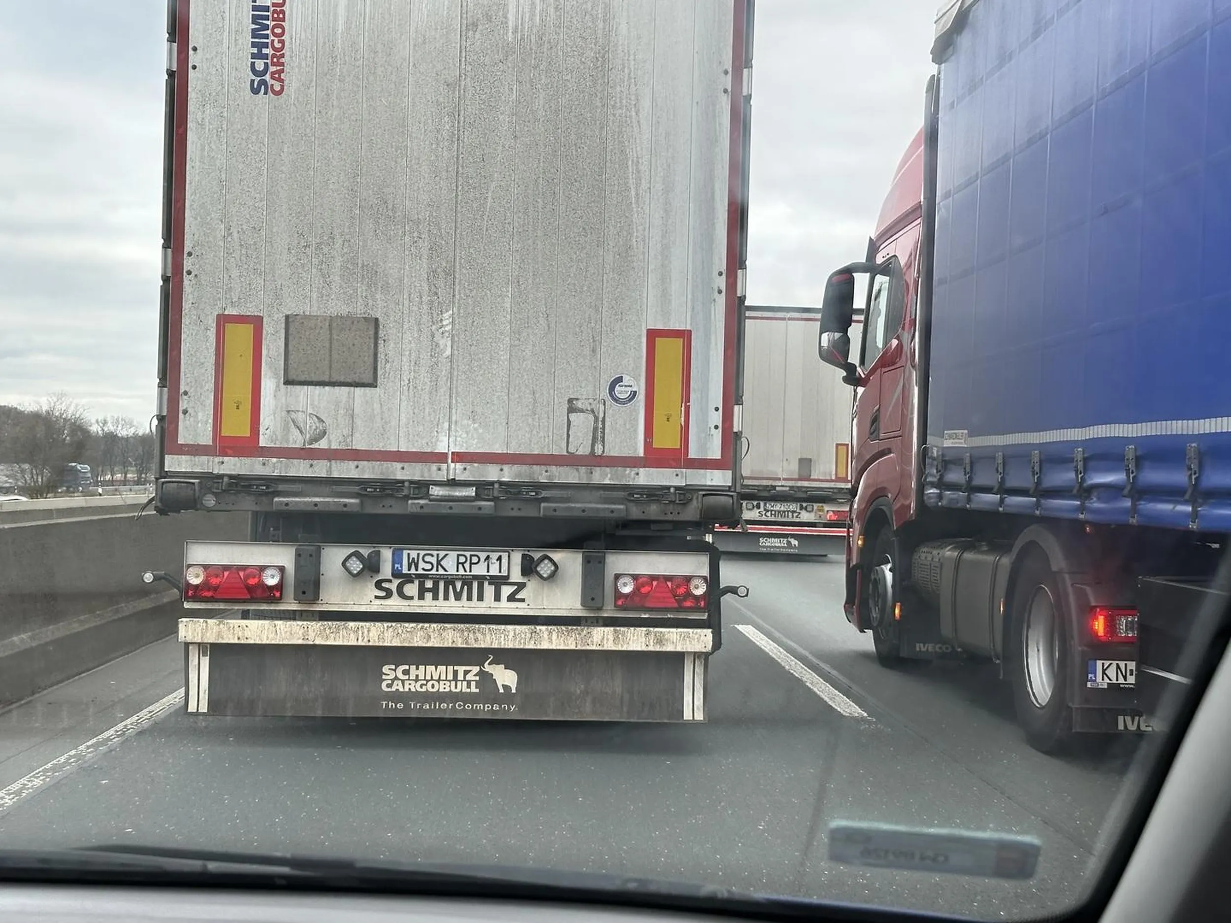 Tirowiec jedzie lewym na zakazie przez kilkanaście KM w okolicy Osnabrück. Prawdopodobnie pod wpływem narkotyków.