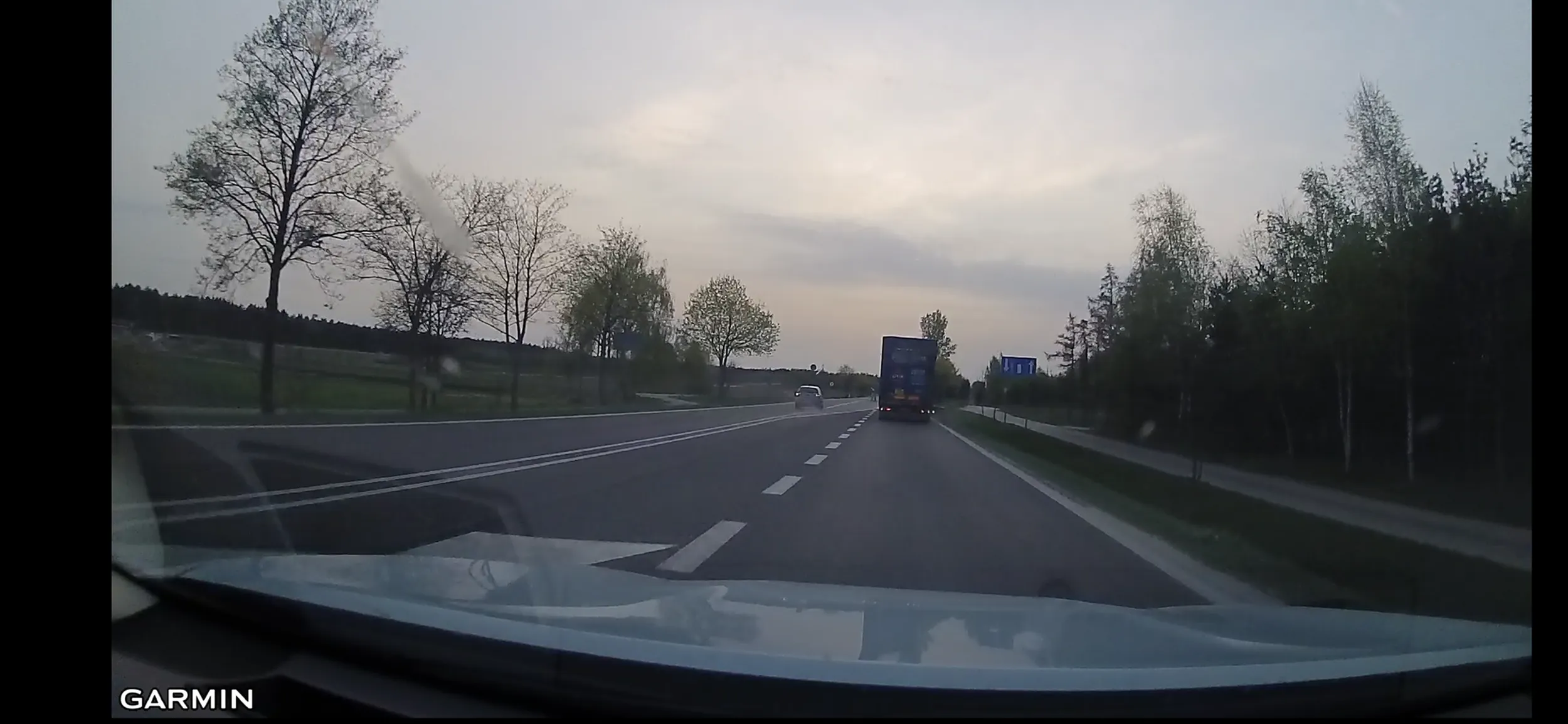 Pirat drogowy ! Na obwodnicy Siedlec wyprzedza omijając wysepkę z lewej strony