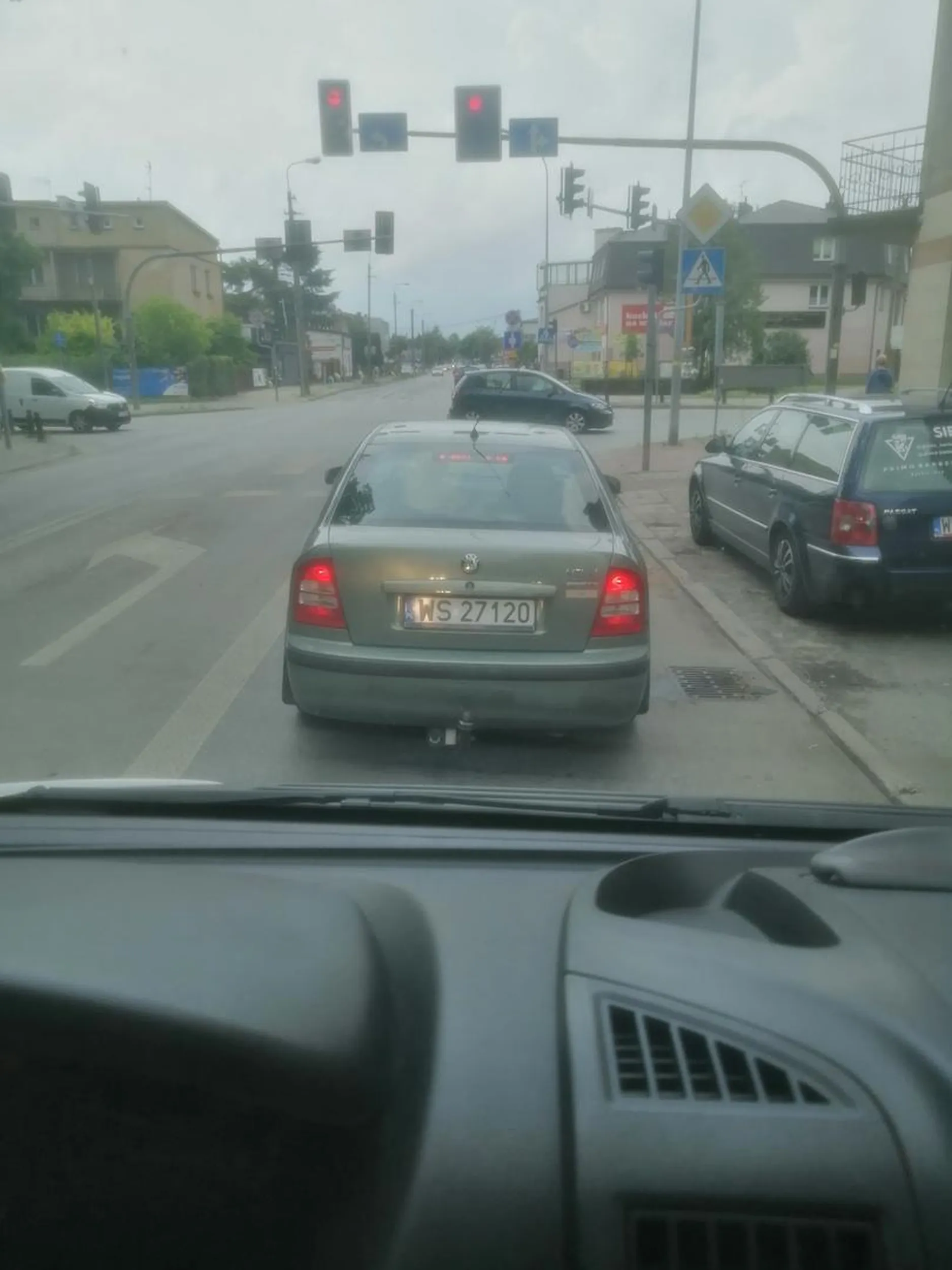 Kierowca w średnim wieku w okularach, częste bezpodstawne nagłe hamowanie, jazda slalomem (możliwe że po %) swoją jazdą stwarza zagrożenie na drodze.