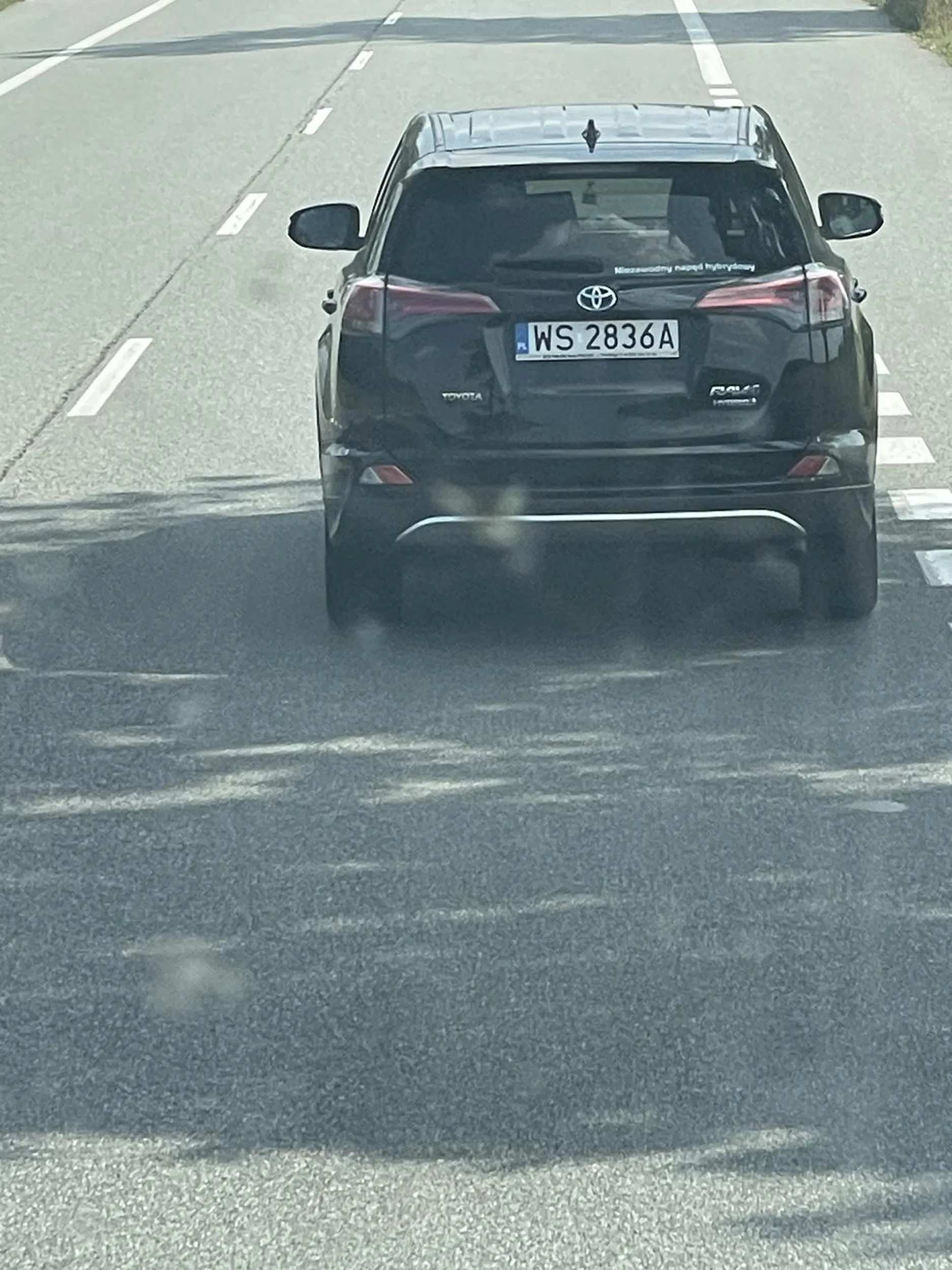 Kobieta za kierownicą. Zero pojęcia o jeździe. Telefon w ręku i jazda całą drogą.