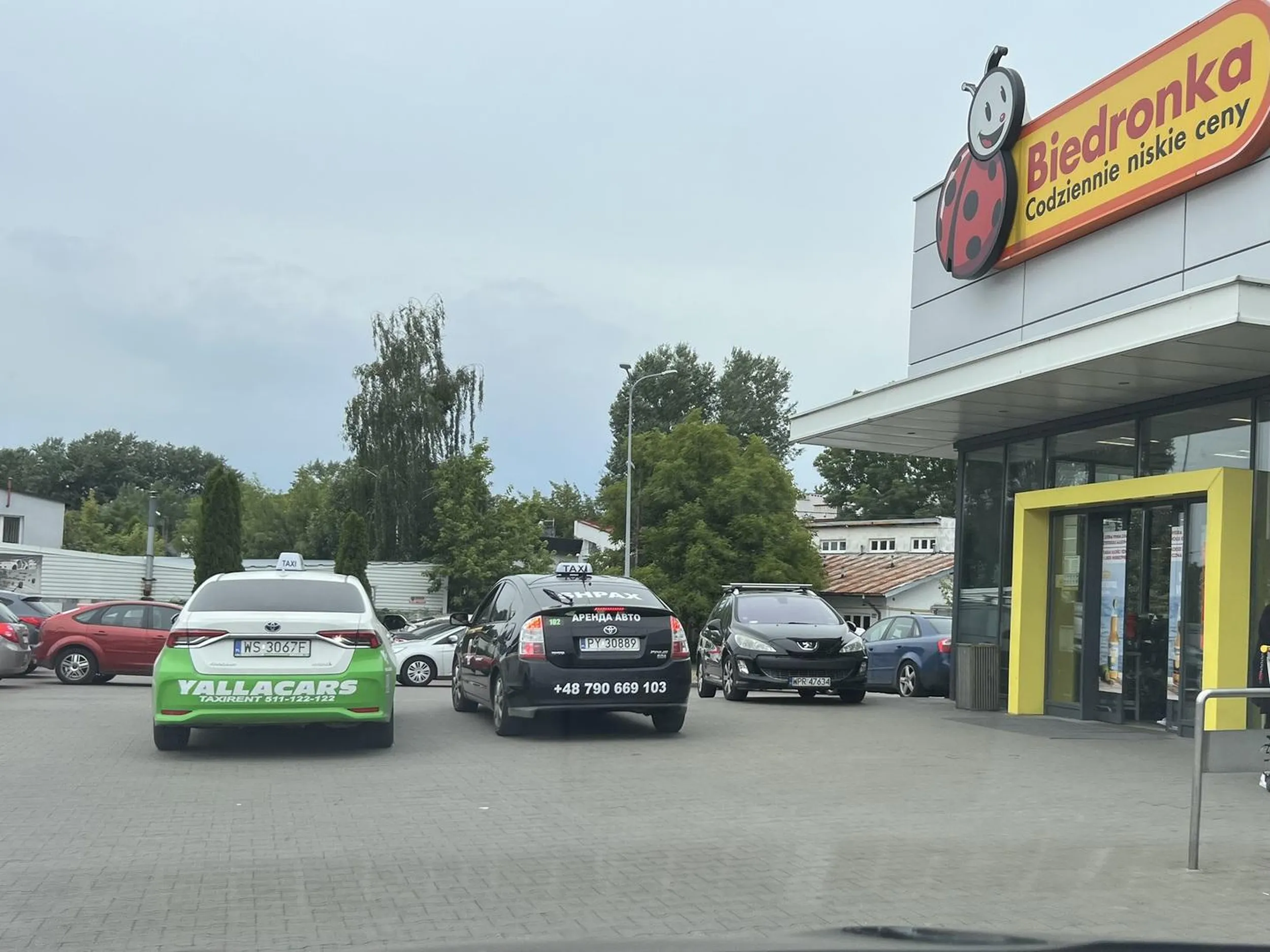 Ameba parkingowa, która parkuje w wejściu do sklepu dodatkowo utrudniając przejazd. Pruszkow, aleje Jerozolimskie 454
