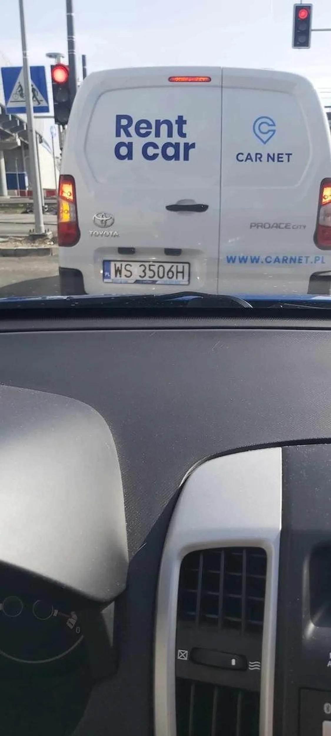 Pies j3bany w zabudowanym jeździ 140 na godzinę i spycha samochody na pobocza