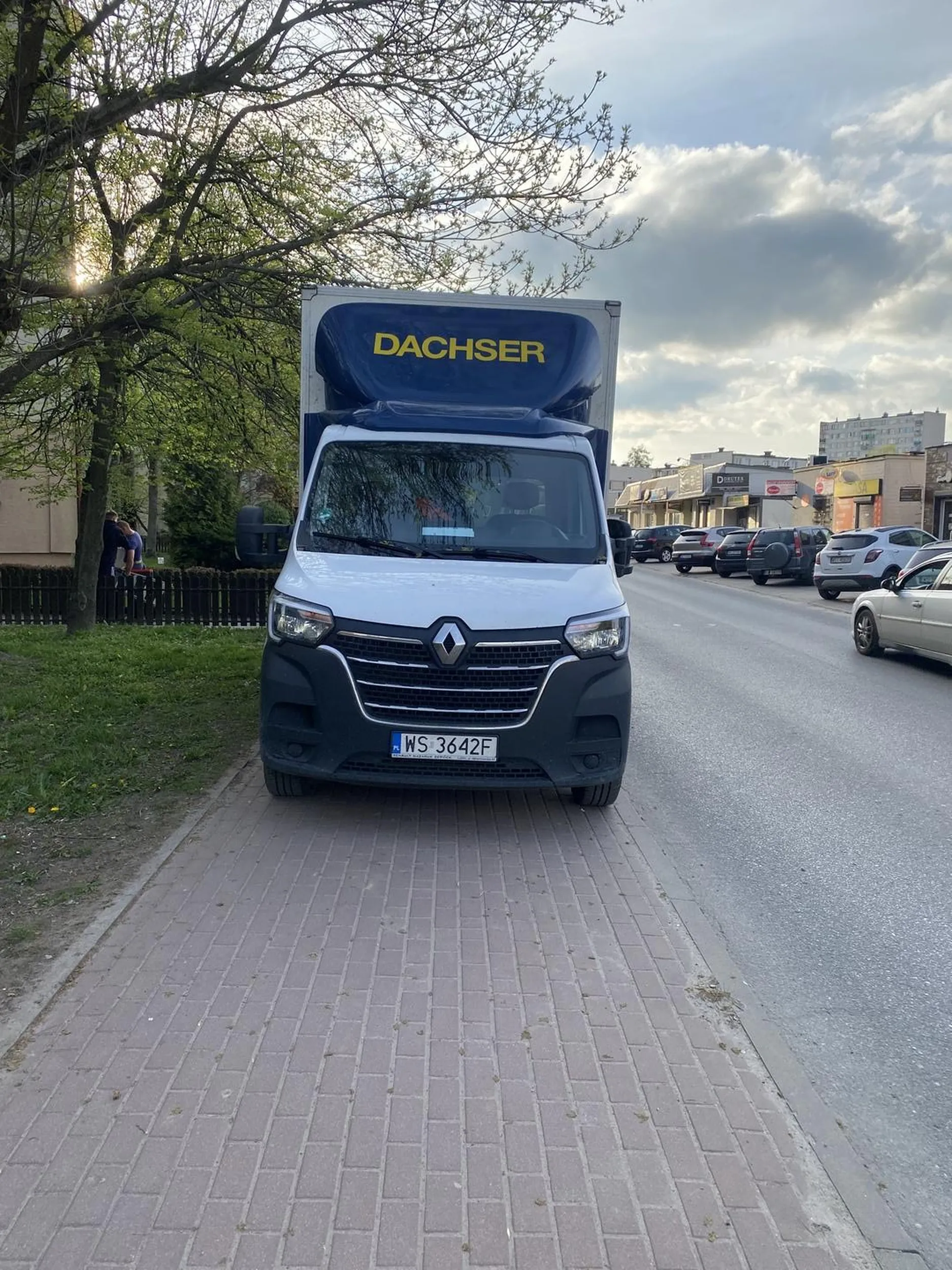 Dostawczak zastawił cały chodnik przy ruchliwej drodze, nie dało się przejść