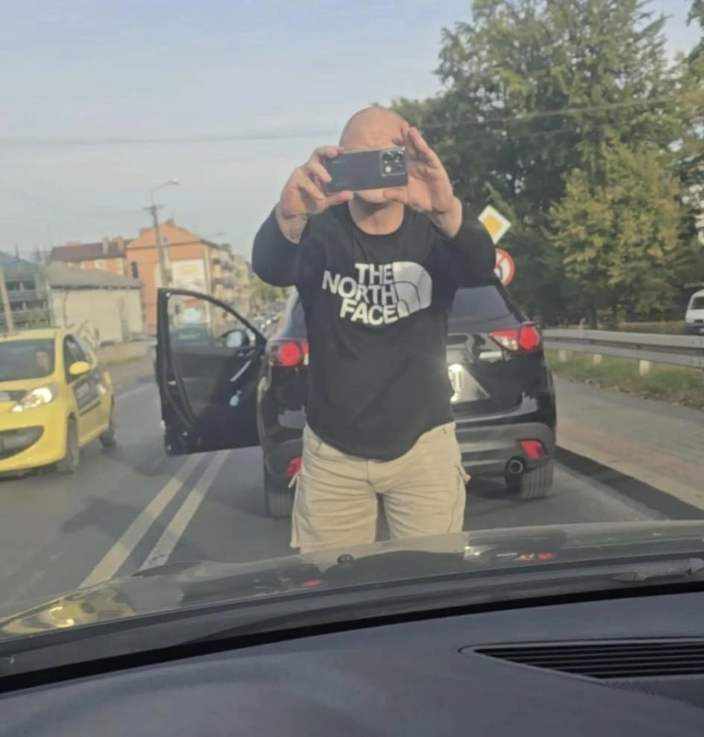 Wymusza pierwszeństwo, pokazuje środkowy palec i zatrzymuje sie na środku drogi robiąc fotki. P.S. nawet nie trabnelam na tego bezmózga.