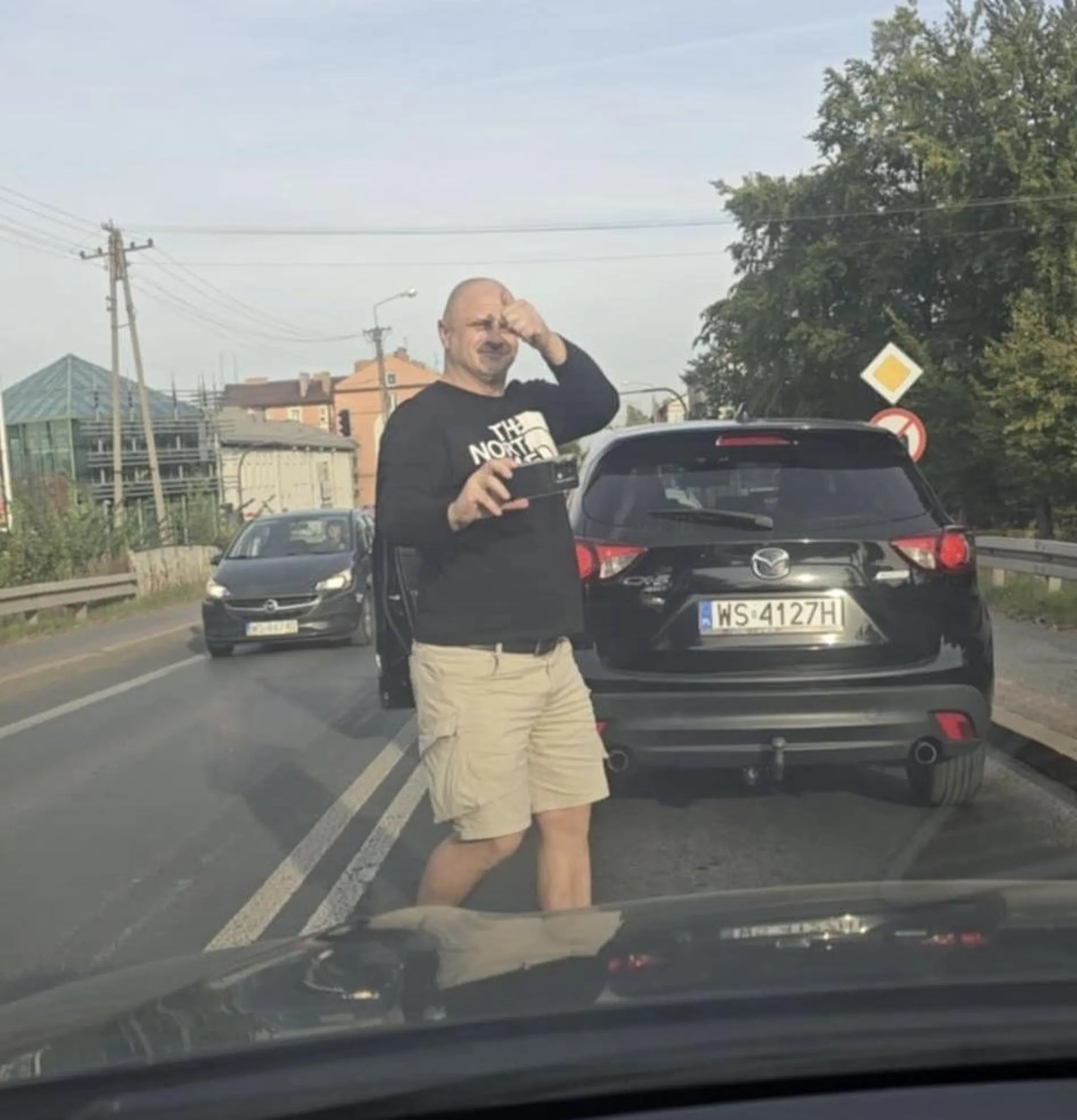 Wymusza pierwszeństwo, pokazuje środkowy palec i zatrzymuje sie na środku drogi robiąc fotki. P.S. nawet nie trabnelam na tego bezmózga.