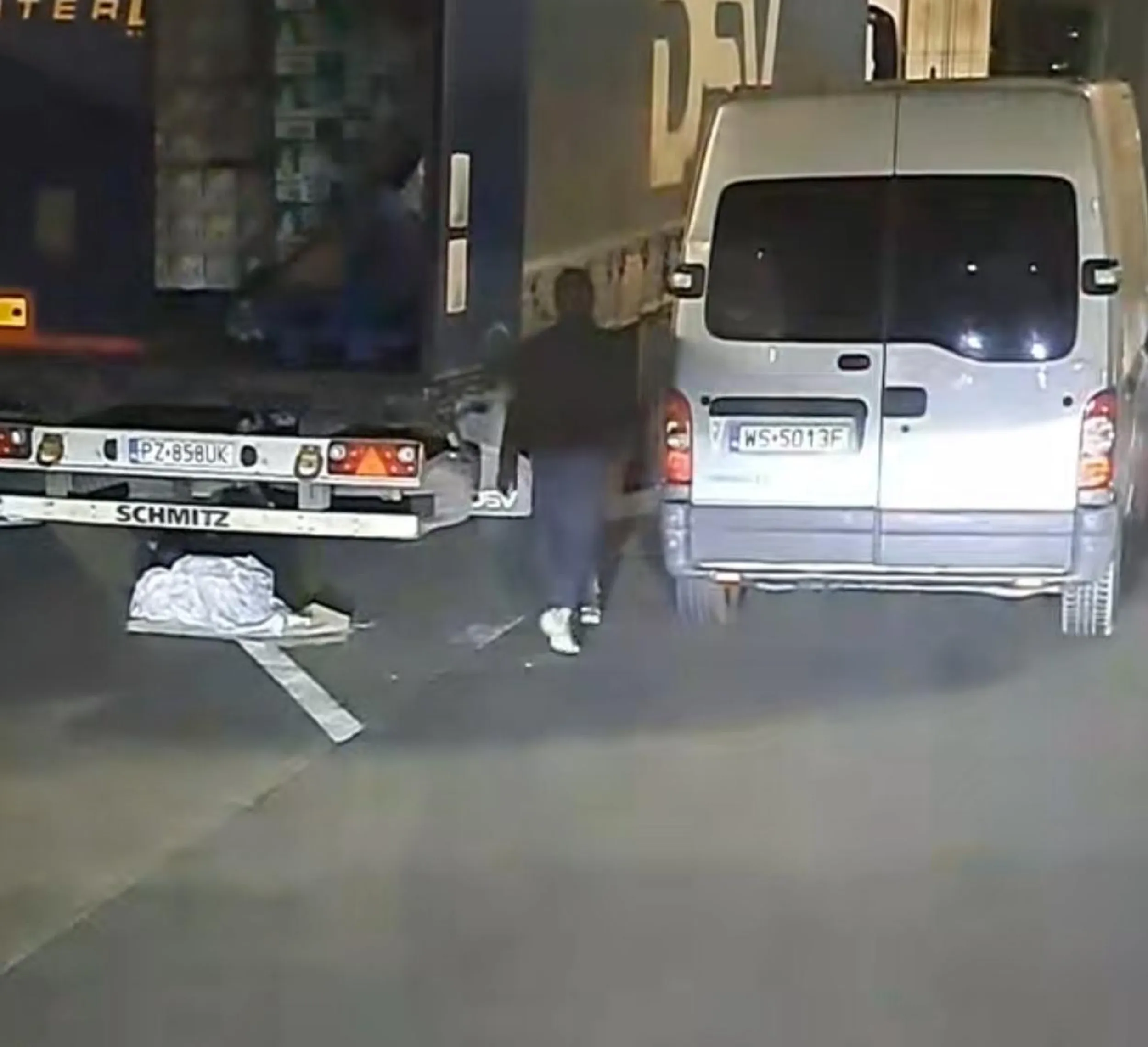 złodzieje towaru z ciężarówek w białym blaszaku