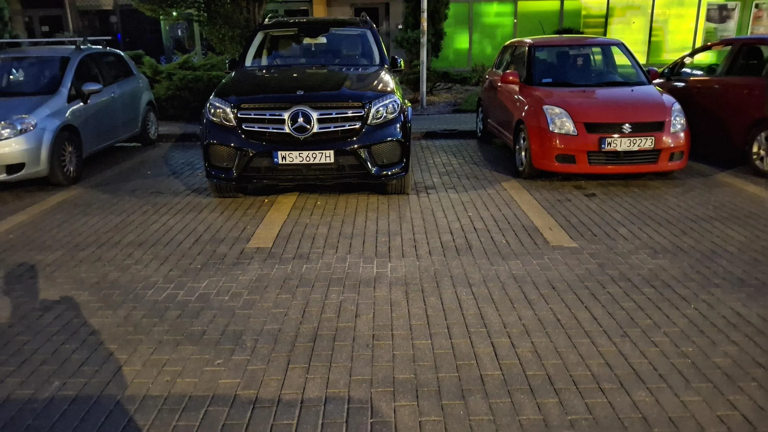 Parkujesz jak pizdu. Na tym parkingu nie ma zbyt wiele wolnych miejsc zazwyczaj. Zero szacunku dla innych sąsiadów.