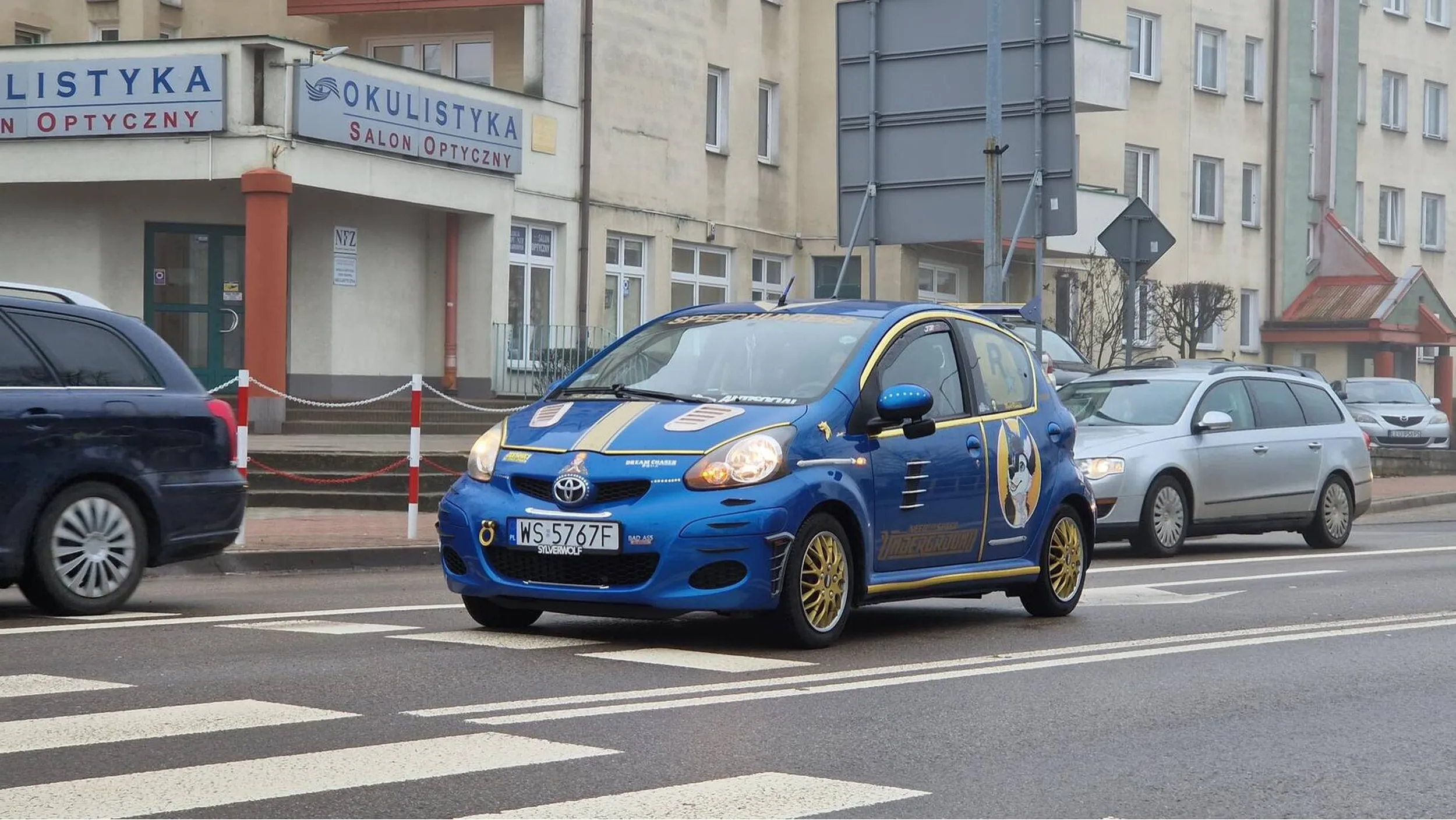 Uprzejmy kierowca. Bardzo kolorowe autko ?