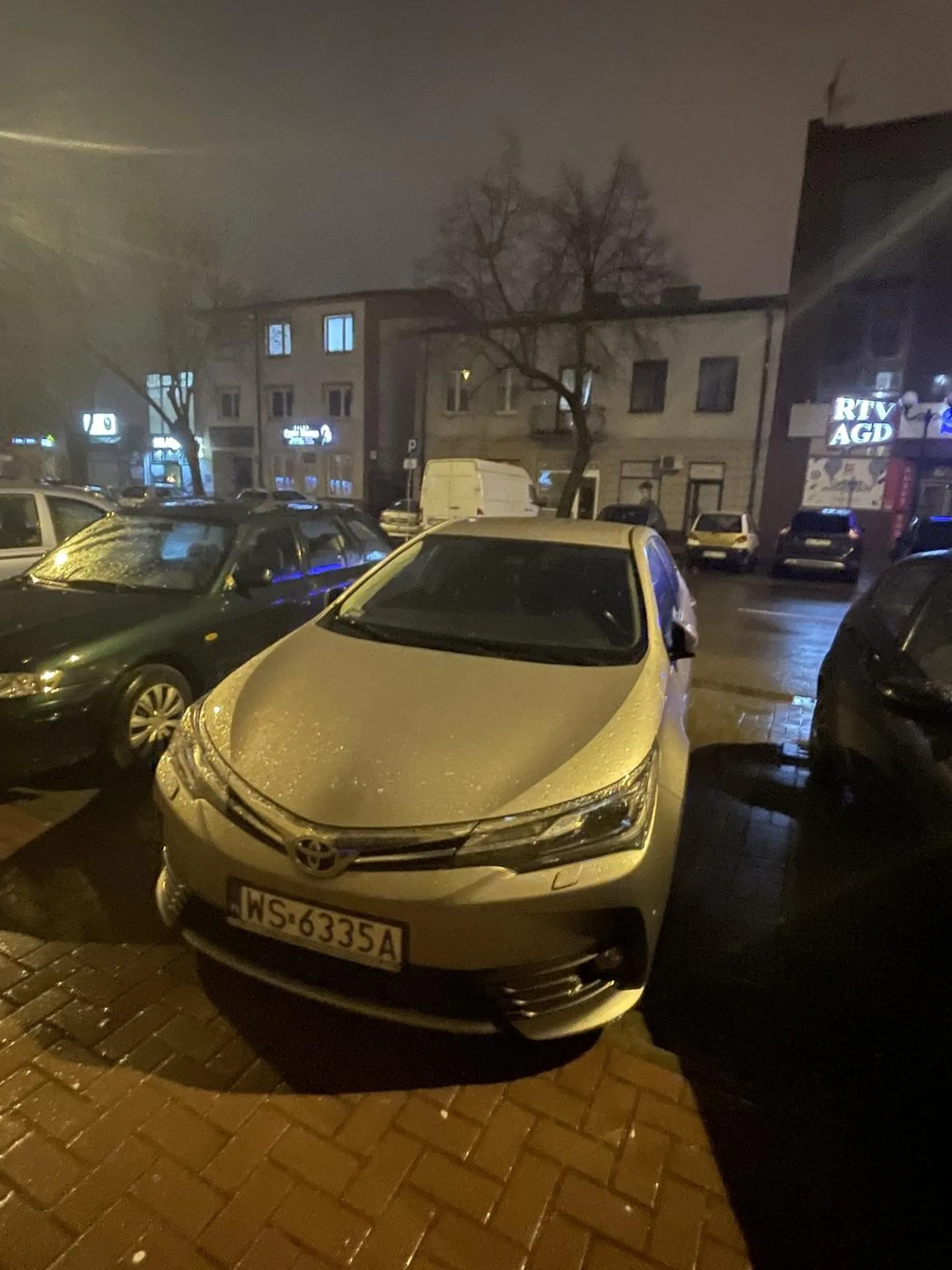 Kierowca niech się nauczy parkować. Staniecie autem przodem pomiędzy dwoma liniami naprawdę nie jest takie ciężkie ;)