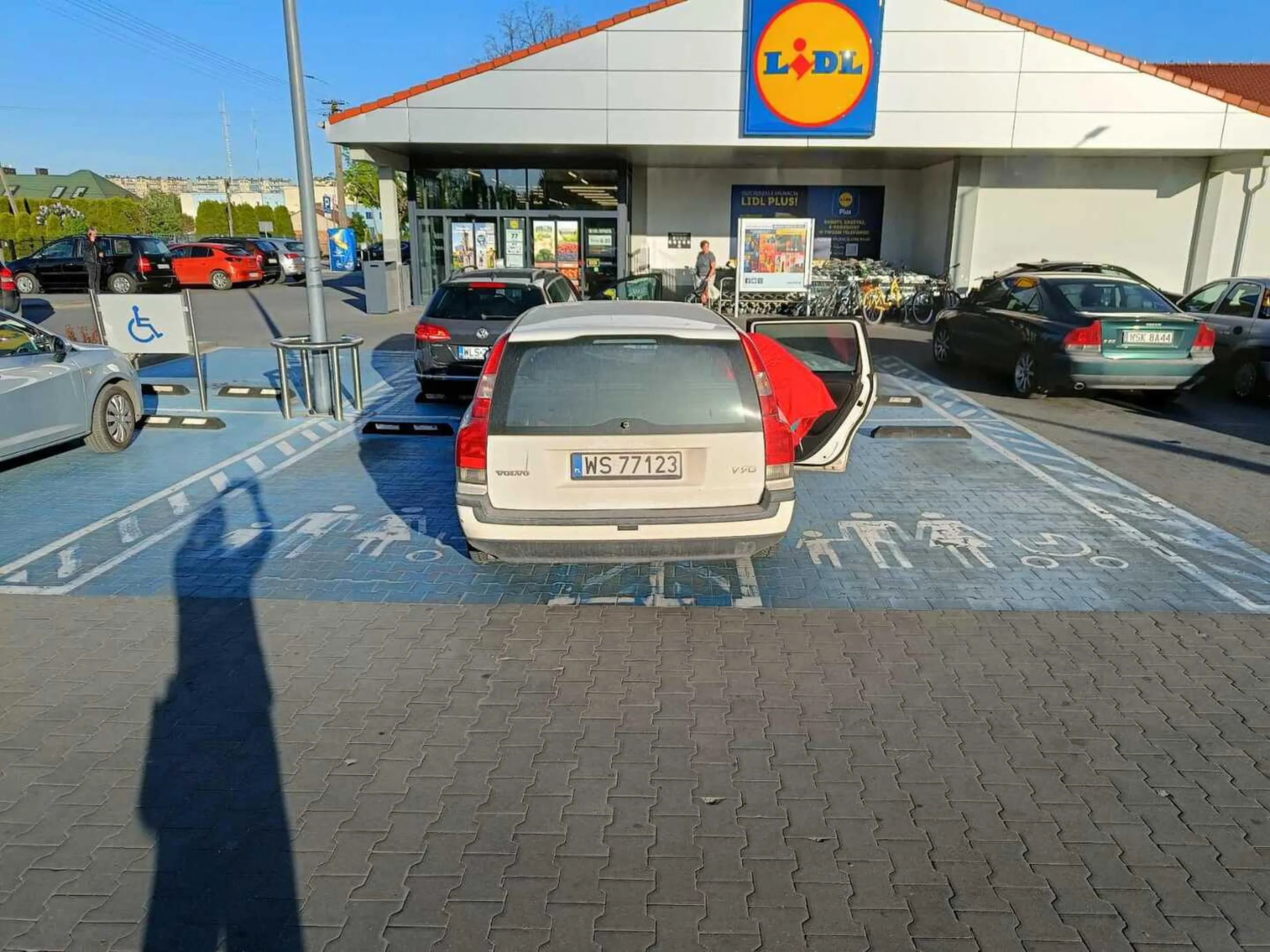 Pani bez dzieci, zaparkowała jak umiała. A że słabo umiała, to umieszczam tutaj :)