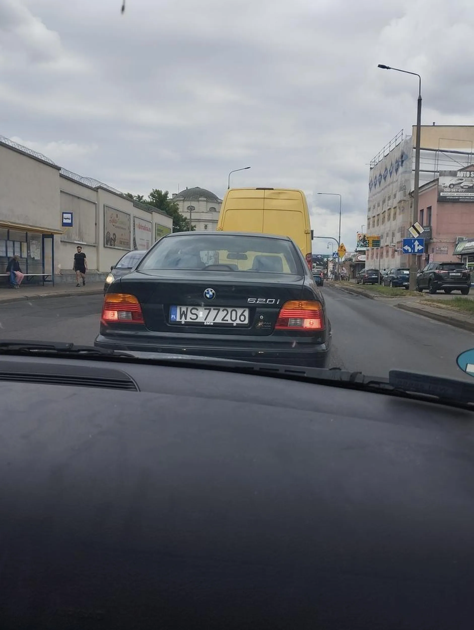 Kierowca BMW pali crack za kierownicą.