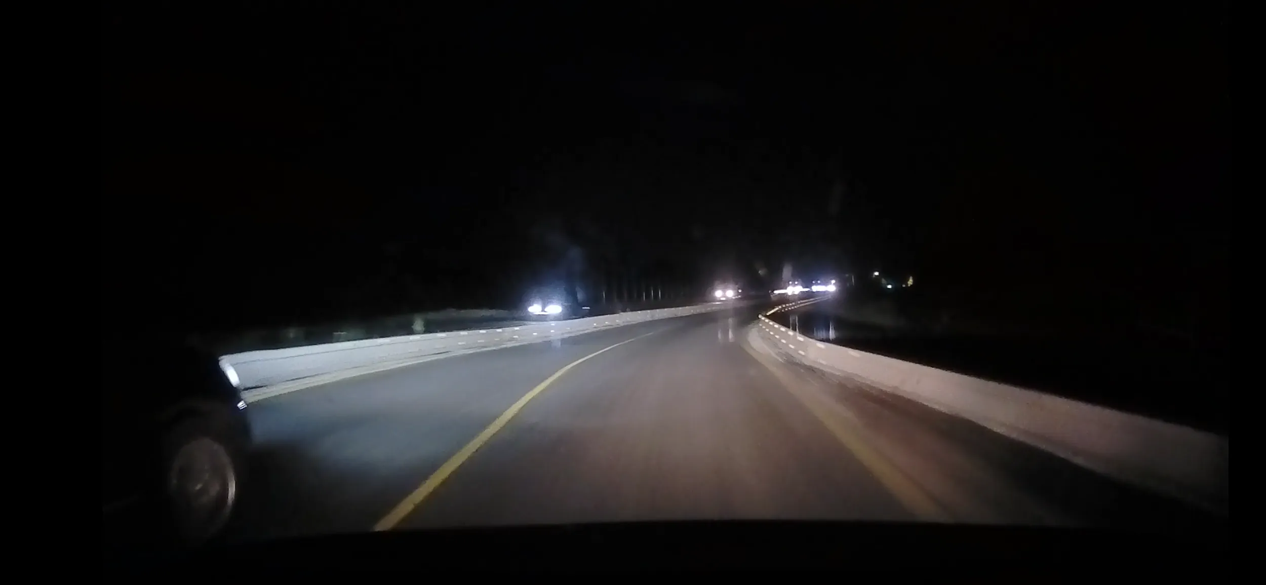 "kierowca" tego samochodu notorycznie wykracza poza swój pas, nawet podczas jazdy obok drugiego auta, co jest nie tylko niezgodne z przepisami, ale szczególnie niebezpieczne gdy jest wąsko