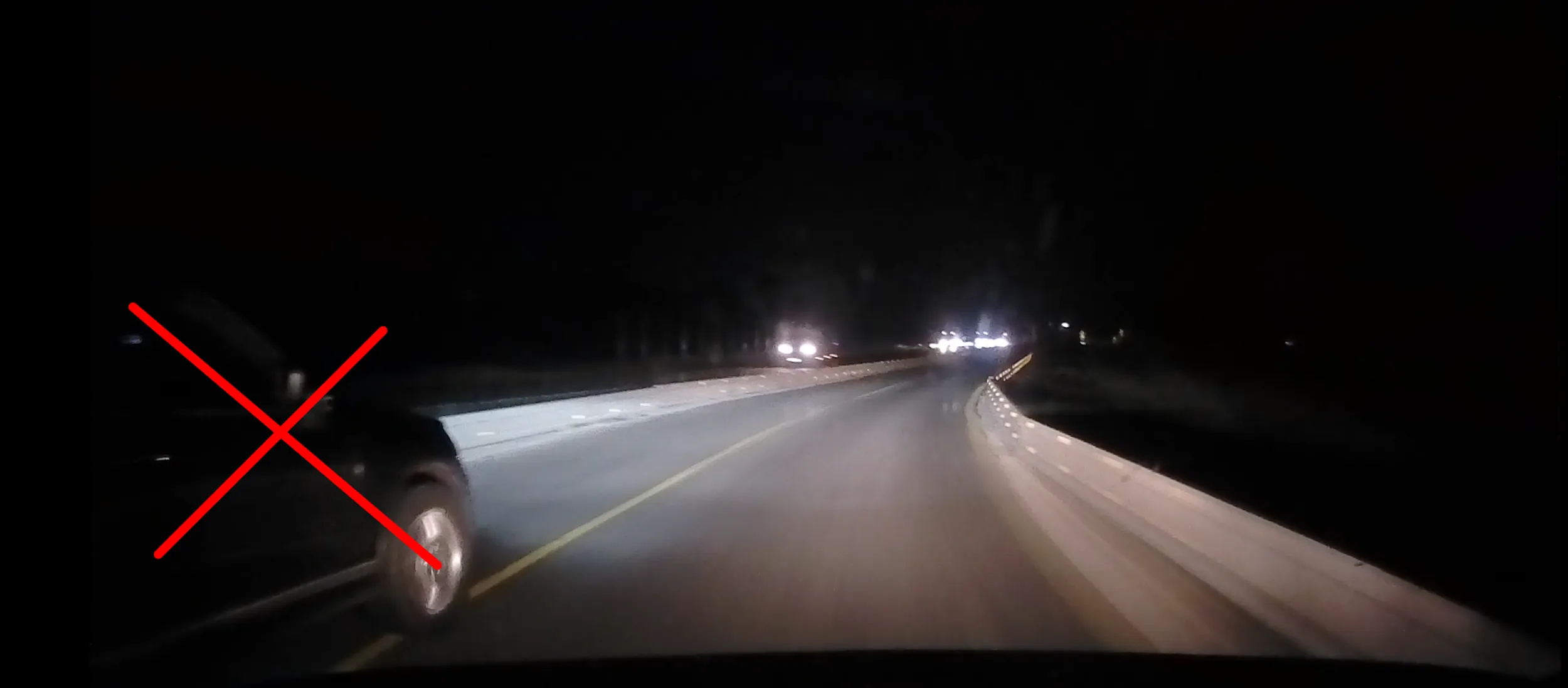 "kierowca" tego samochodu notorycznie wykracza poza swój pas, nawet podczas jazdy obok drugiego auta, co jest nie tylko niezgodne z przepisami, ale szczególnie niebezpieczne gdy jest wąsko