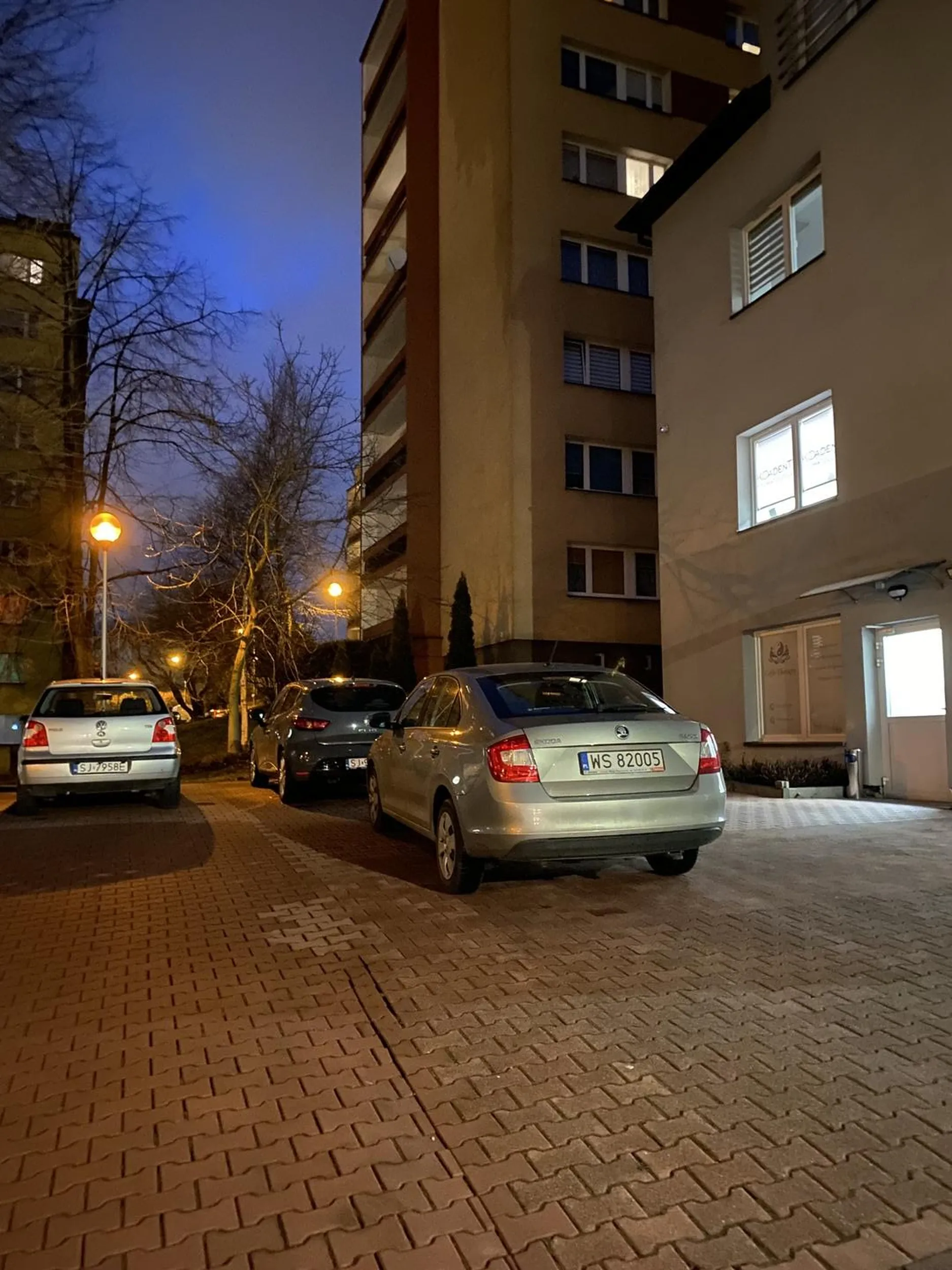 Na początku wymusił pierwszeństwo wyjeżdżając ze sklepu, jechał 25km/h, a następnie zastawił samochód