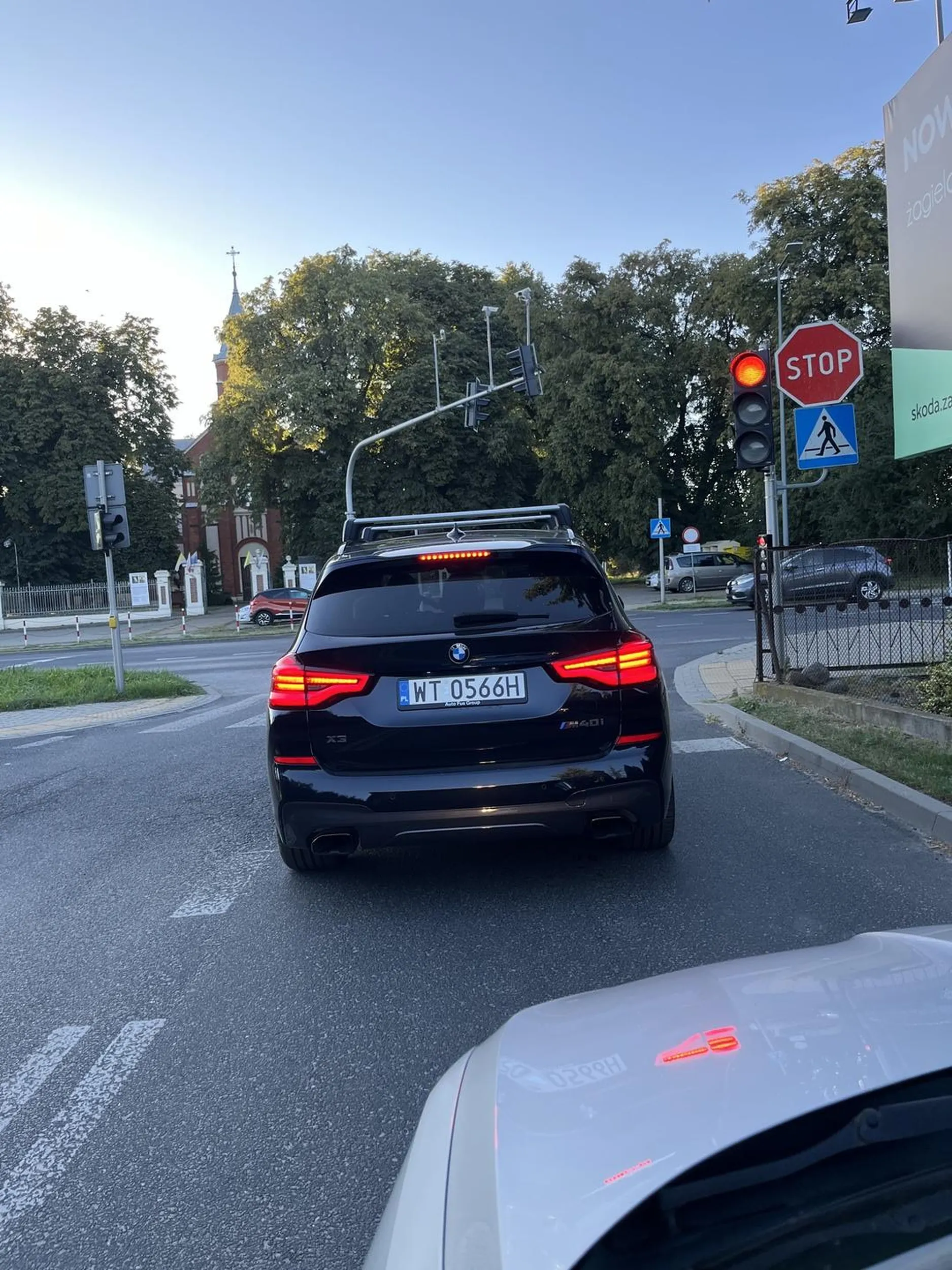 Kierowca BMW wymusza pierwszeństwo i po zwróceniu uwagi nieudolnie próbuje uszkodzić mi samochód bo twierdzi, że musiałem za szybko jechać i w dodatku robi mi zdjęcia.