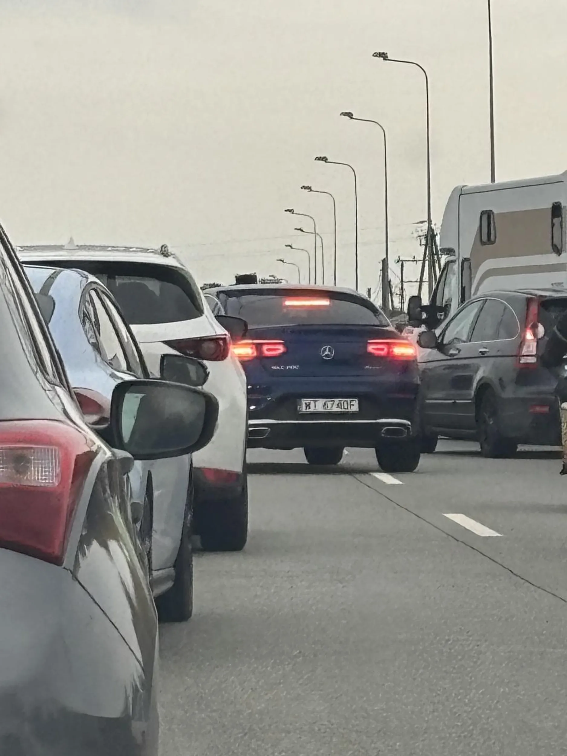 Na „świeżym” korytarzu życia wymijał wszystkich, a po karetce wjechał na środek przed strażą pożarną powodując zagrożenie!!! (Nie nie jechał do wypadku) człowieku!!