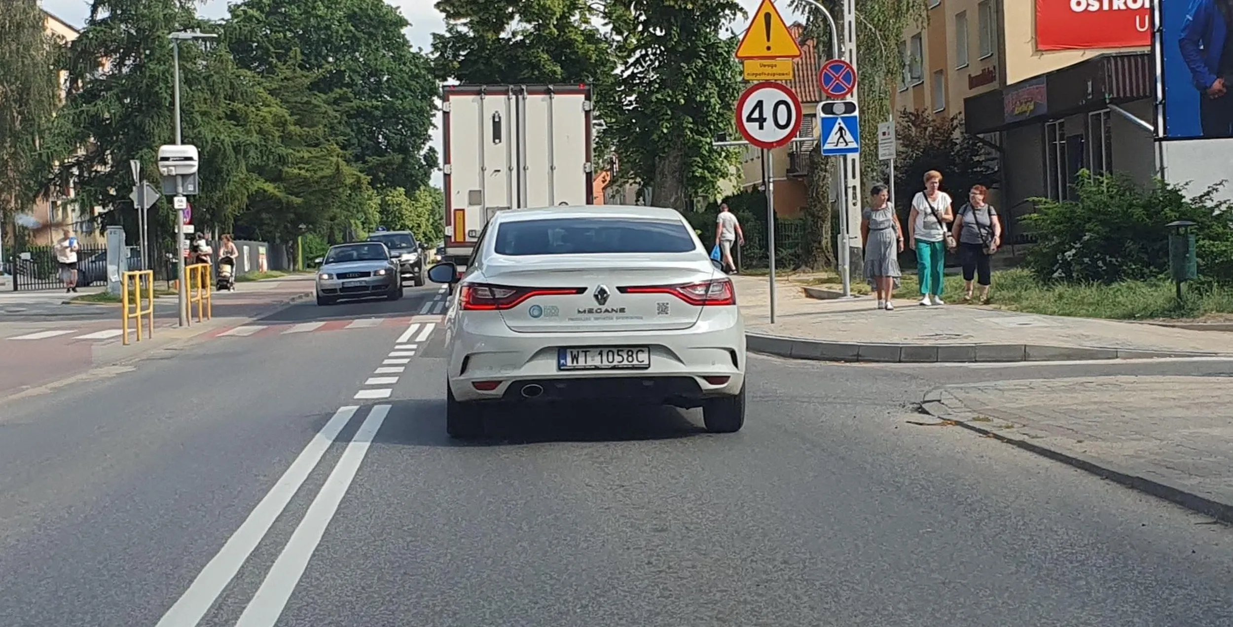 Ham w firmowym samochodzie ma za nic zasady ruchu drogowego,  wpierw wymusza pierwszeństwo na rondzie w Ostródzie, nie zważając na to że mogłem mu skasować te nowe autko, to w dodatku paluszki go chyba bardzo bolą, albo poprostu nie potrafi używać kierunkowskazów.