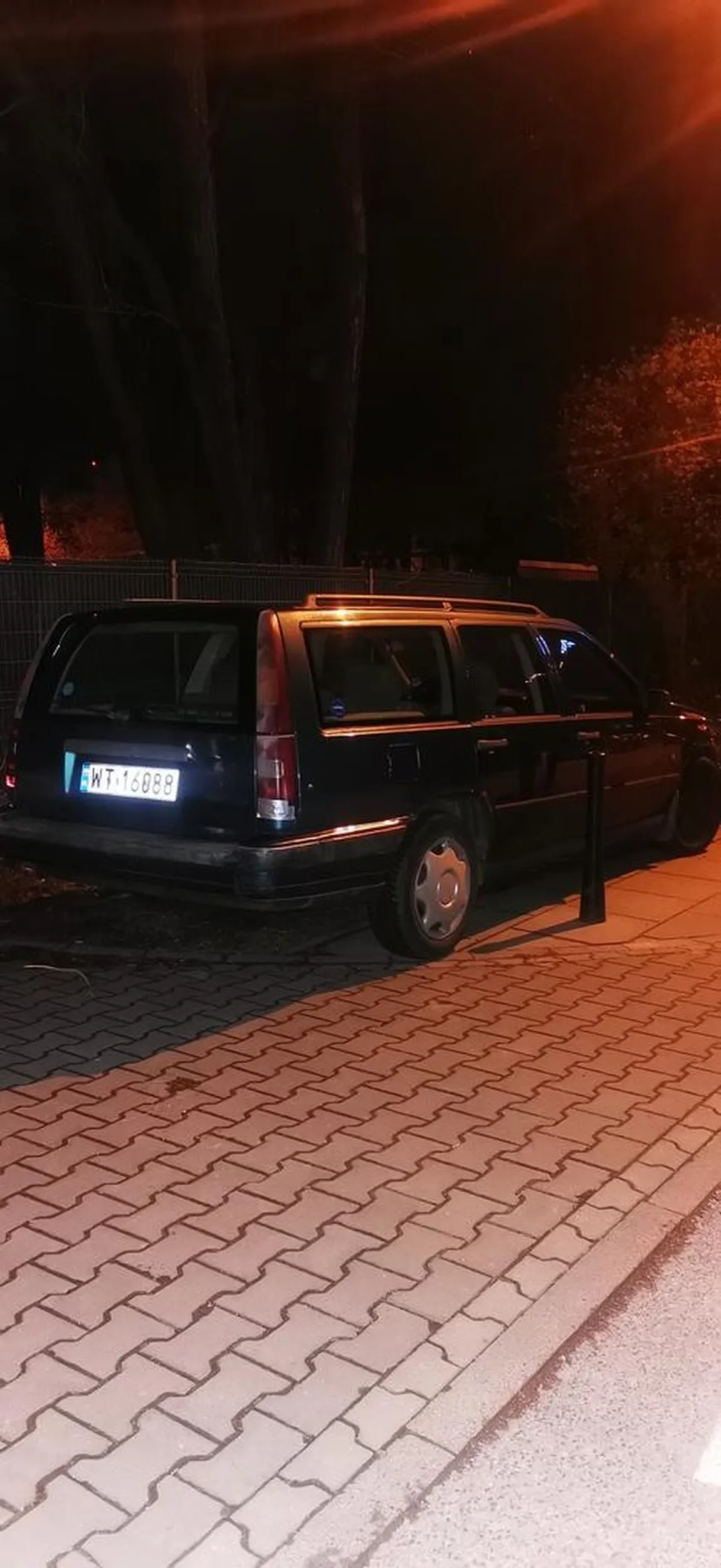 Właściciel pojazdu najwyraźniej nie wie iż słupki postawione są po to by tam nie parkować. Zwłaszcza na terenie zielonym.