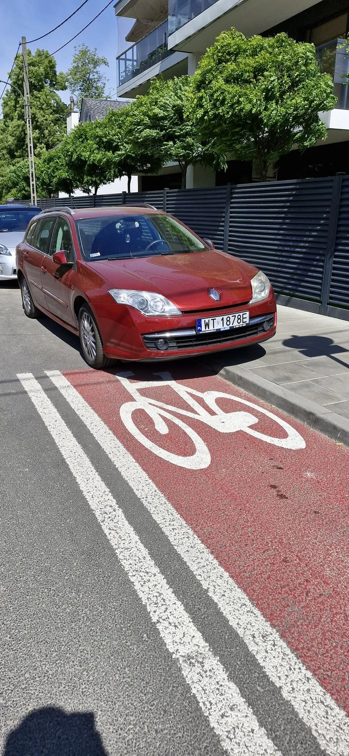 Kolor się zlewa.. może trzeba przejechać po masce?