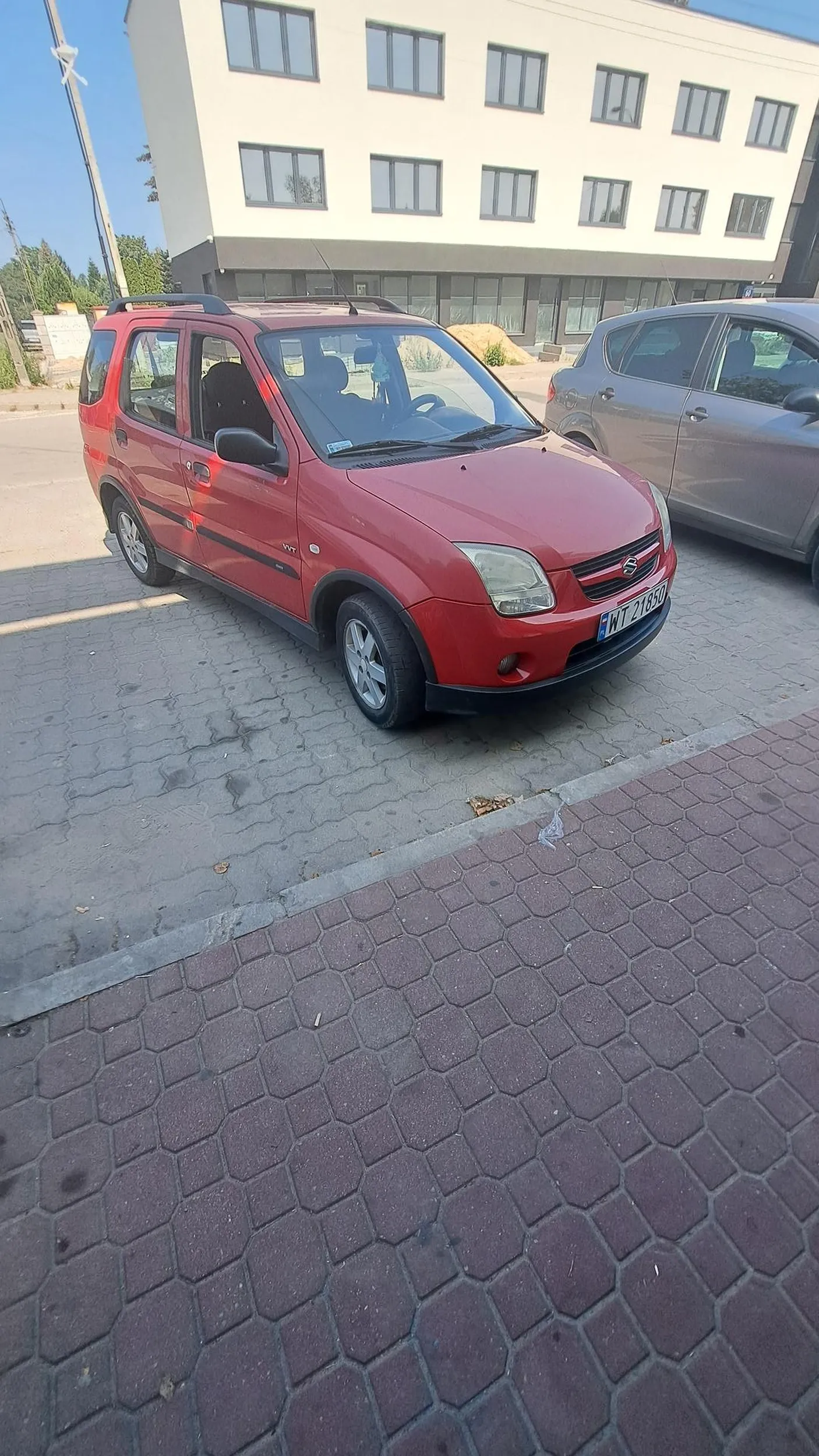 Pani zaparkowala na szybko zajela 2 miejaca i zastawila drzwi do sklepu zostawila samochod bez recznego XD