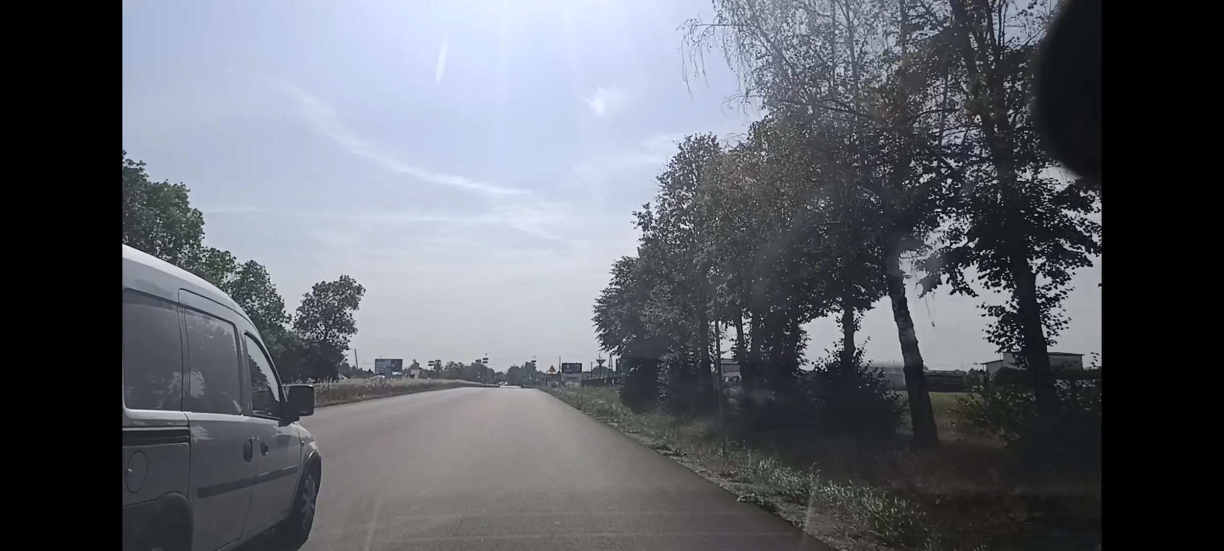 Patologia jedzie środkiem drogi która ma szerokość pobocza i 2-óch pasów ruchu i nie pozwala się wyprzedzić. Aż było blisko przytarcia się. Co za ......UJ !