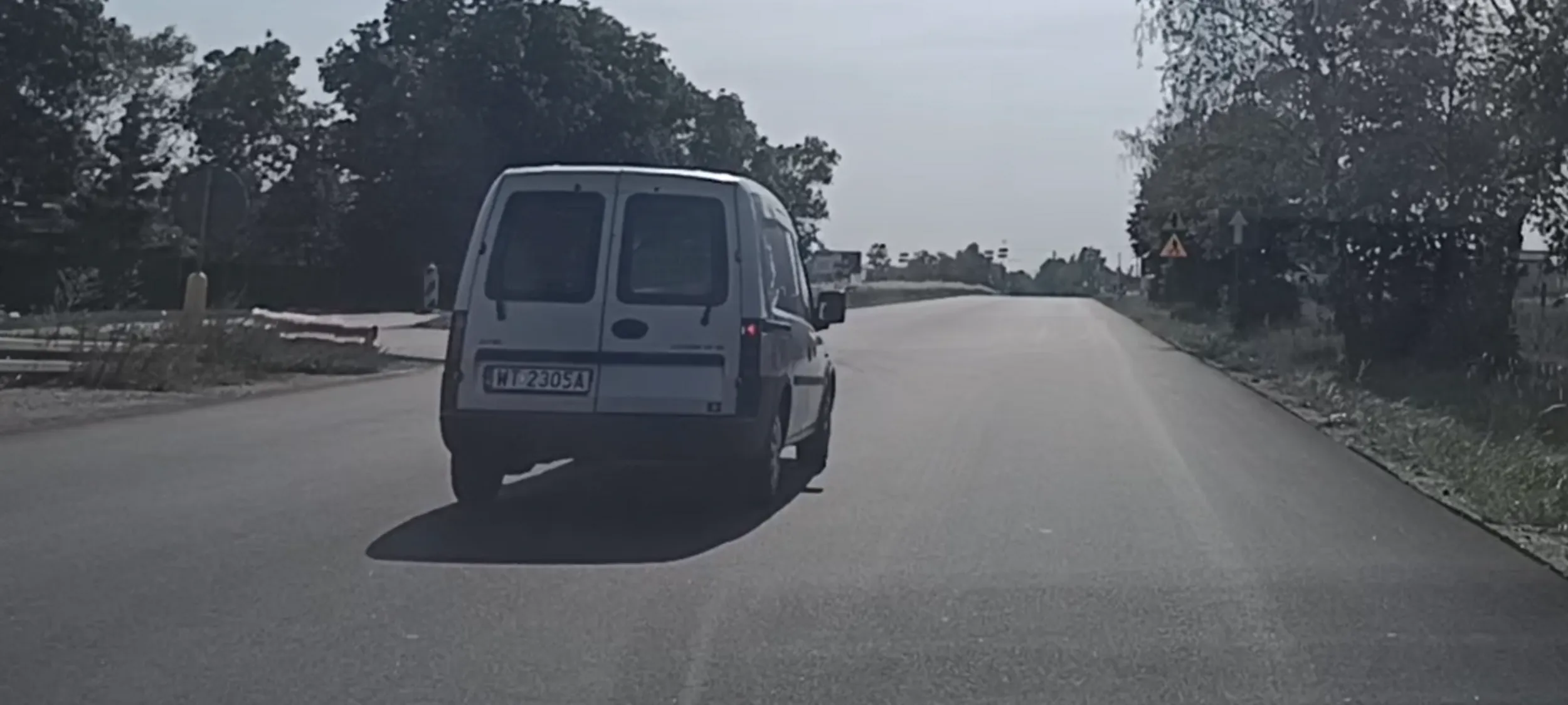 Patologia jedzie środkiem drogi która ma szerokość pobocza i 2-óch pasów ruchu i nie pozwala się wyprzedzić. Aż było blisko przytarcia się. Co za ......UJ !