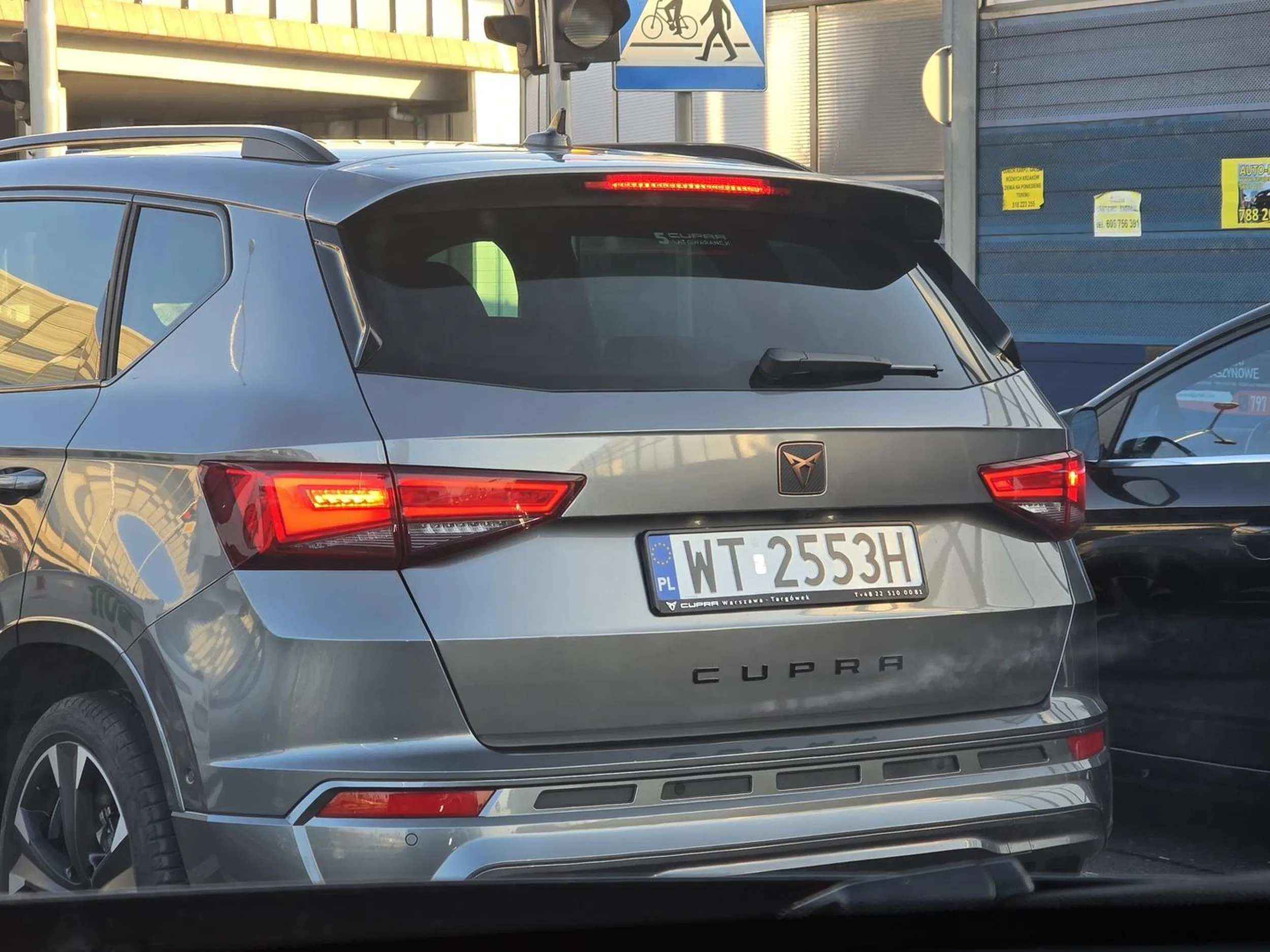 Cham i prostak. Jedzie na zderzaku mając wolne inne pasy.