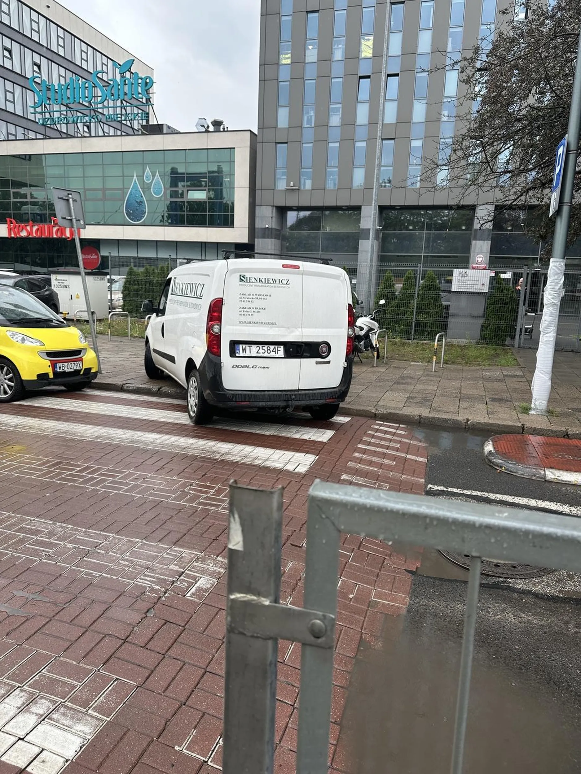 jełop. jedzie pod prad i parkuje na przejsciu