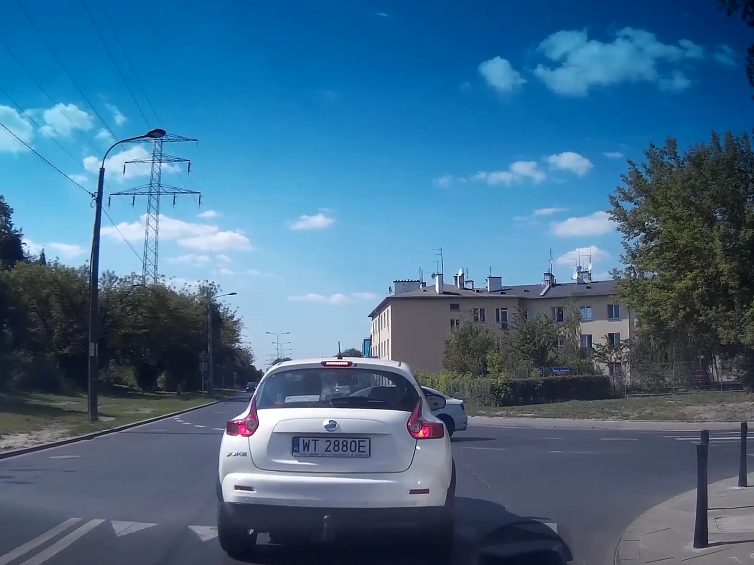 Człowieku, jak chcesz jechać prosto to dlaczego nie ustawisz się max przy podwójnej ciągłej żeby zrobić miejsce dla skręcających w prawo? Stałeś tam z dobrą minutę, a ja musiałem stać za tobą bo jeździć nie umiesz