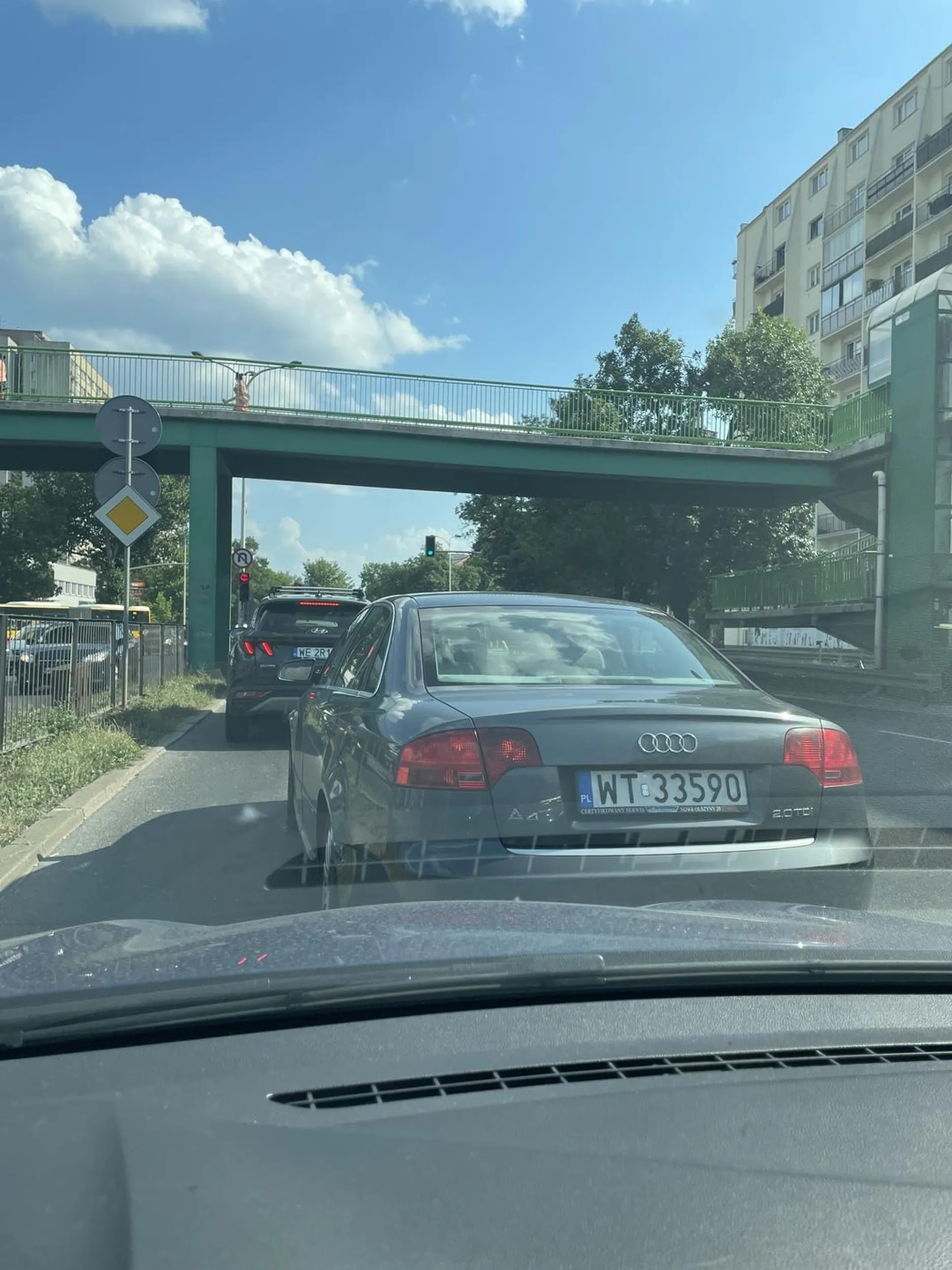 Wymusza pierwszeństwo na innych pojazdach, prawko zdobyte chyba za kurze jajka. Słoma z butów i tyle.