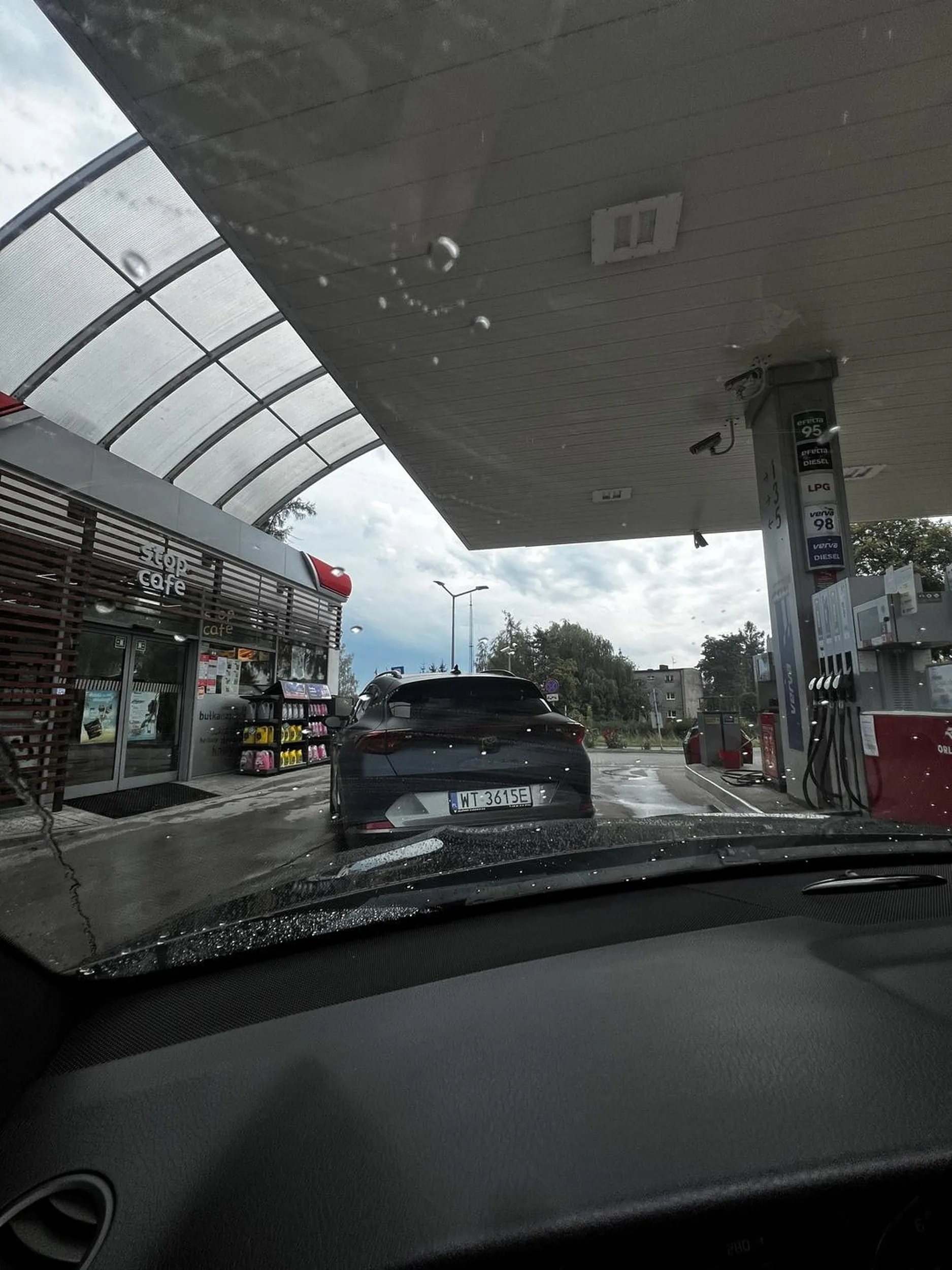 Nie pozdrawiam osoba z tego auta zostawiła go na środku i nie zamierzała przyjść przeparkowac ;)