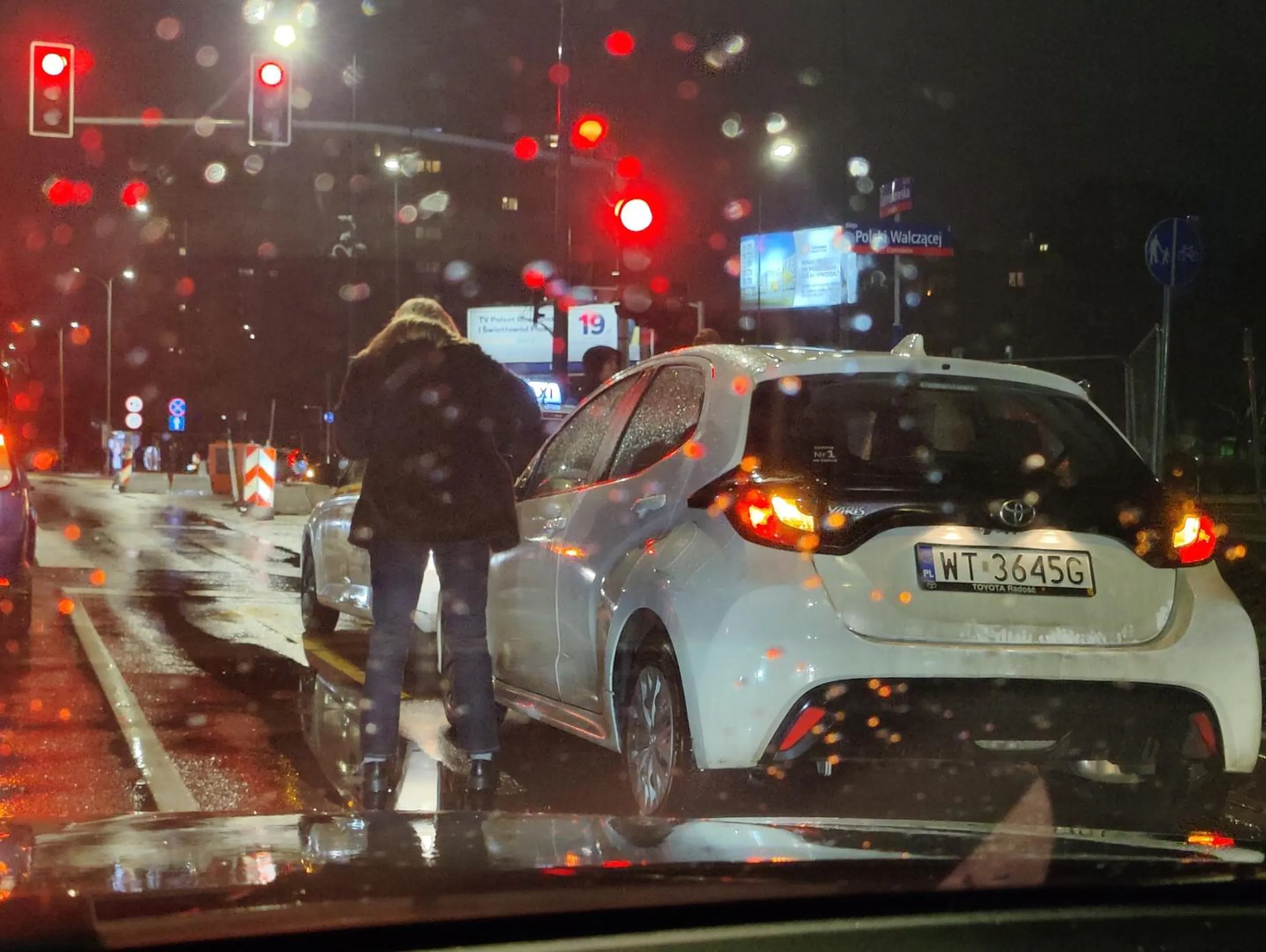 Zacznę od wyzwisk! IDIOCI!!! Po małej stłuczce na prawym pasie w Warszawie na ulicy Czerniakowskiej zamiast zjechać stali IDIOCI na prawym i blokowali!