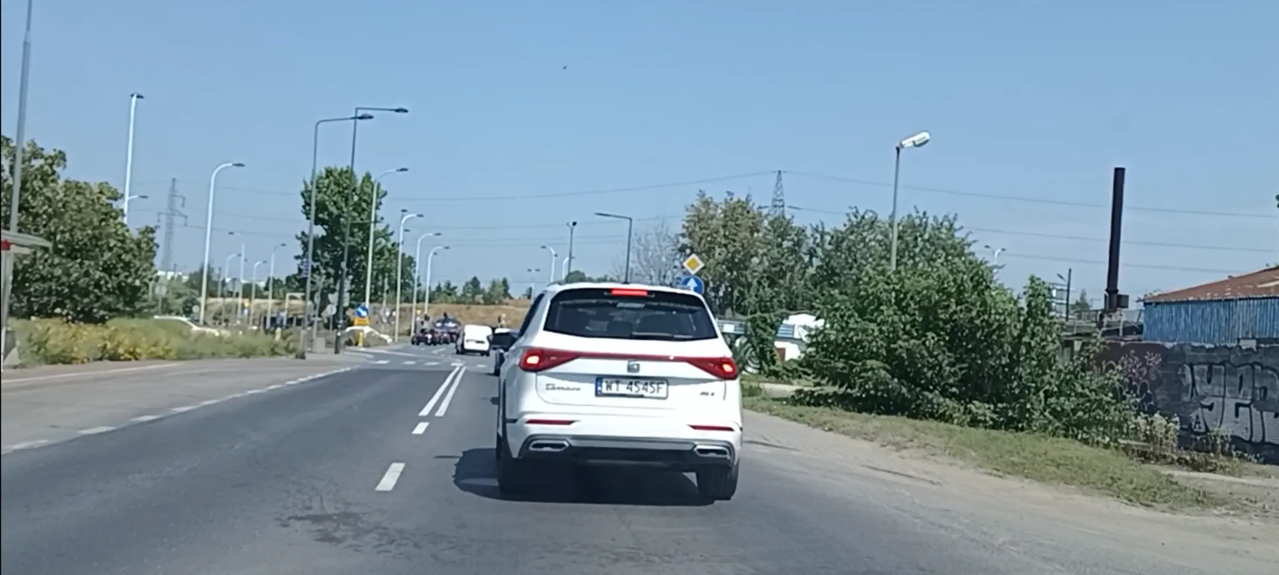 Włączanie się do ruchu bez ustąpienia pierwszeństwa oraz zajechanie drogi a potem hamowanie. Chamstwo.
