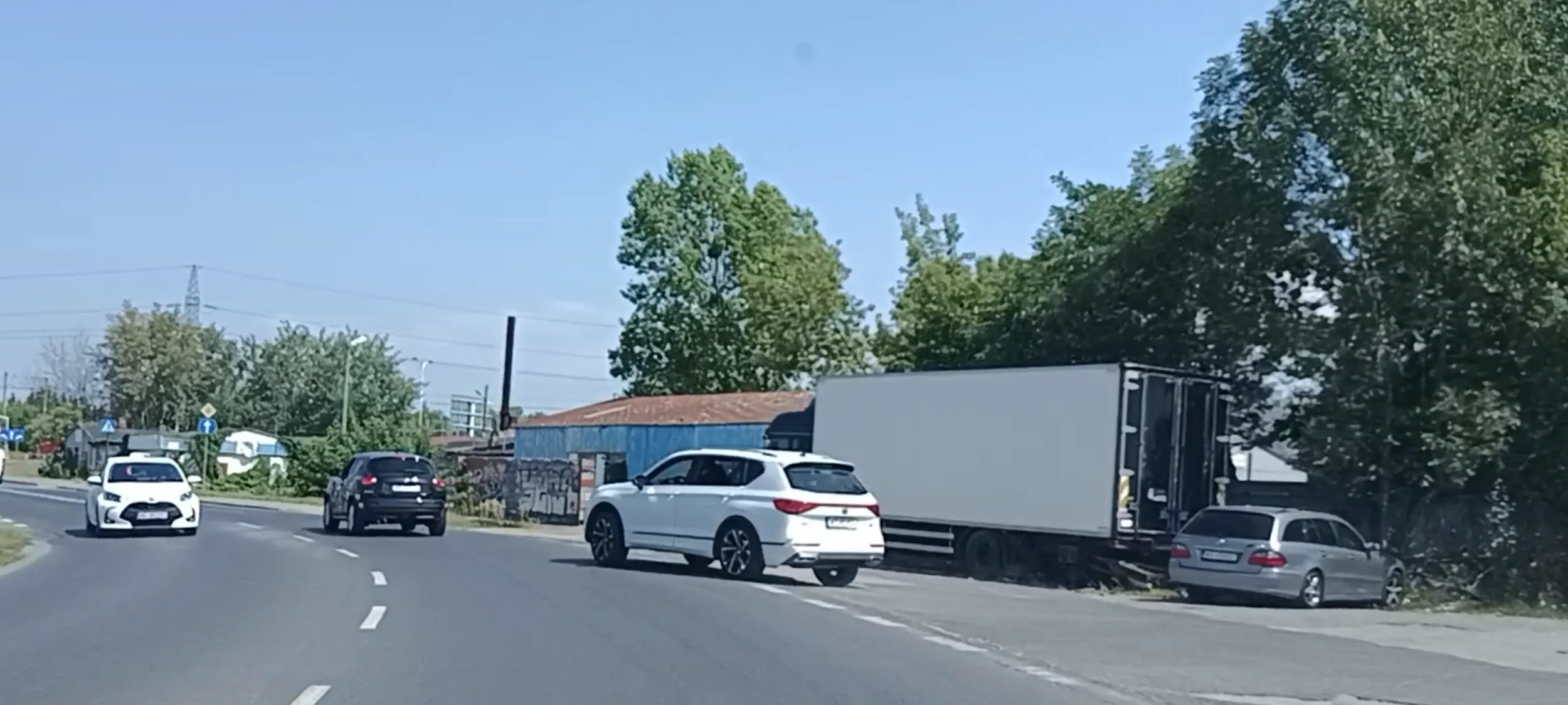 Włączanie się do ruchu bez ustąpienia pierwszeństwa oraz zajechanie drogi a potem hamowanie. Chamstwo.