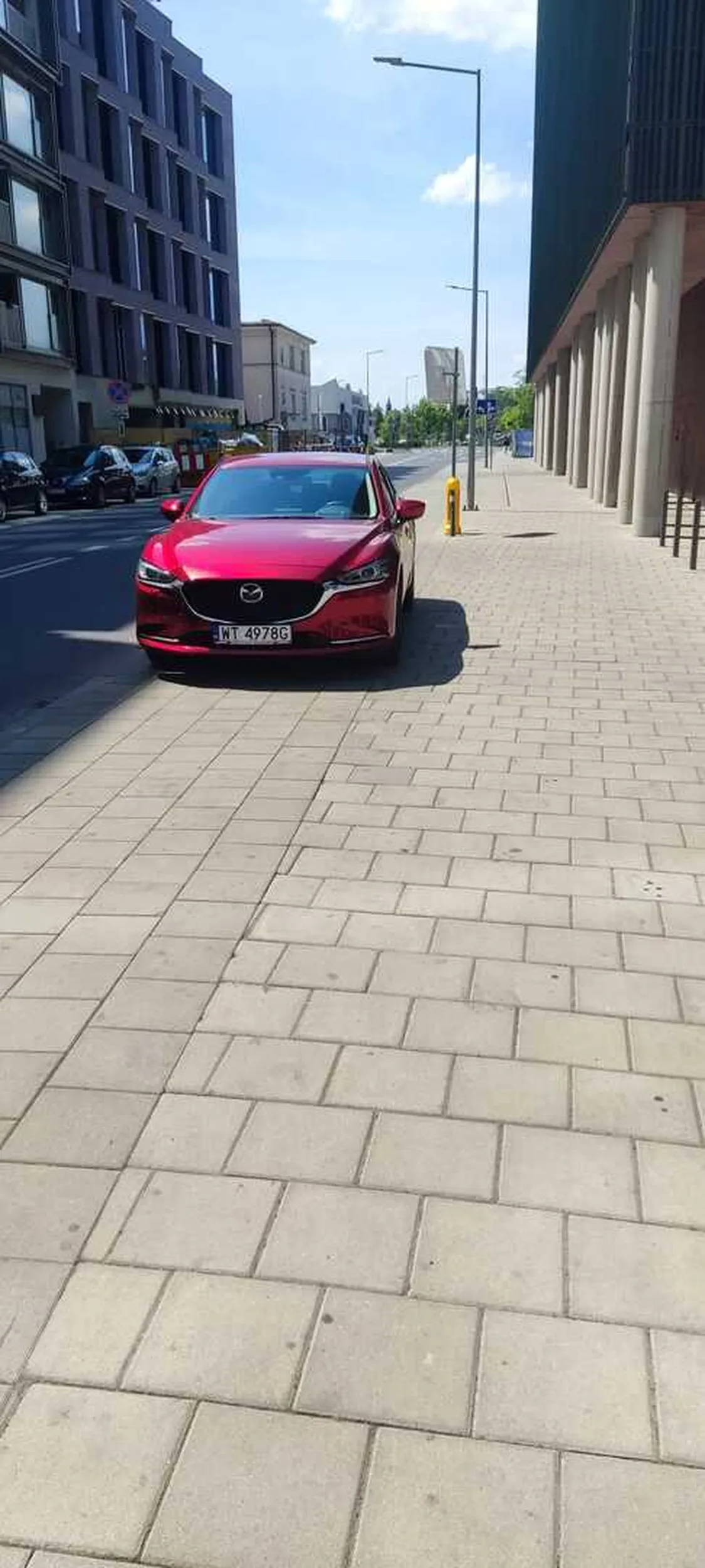 Nie dość, że jeździ jak wariat po Poznaniu to jeszcze stoi na chodniku na zakazie.