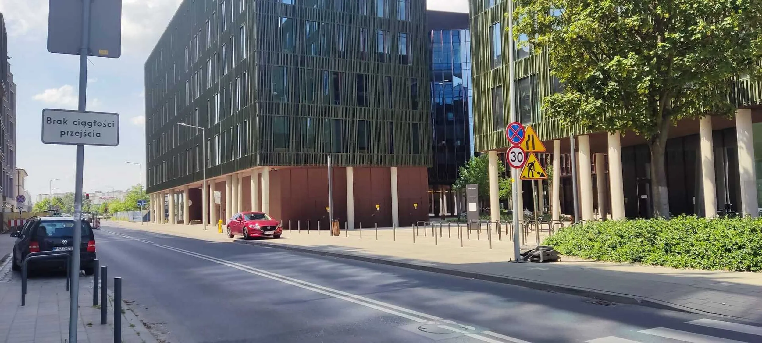 Nie dość, że jeździ jak wariat po Poznaniu to jeszcze stoi na chodniku na zakazie.