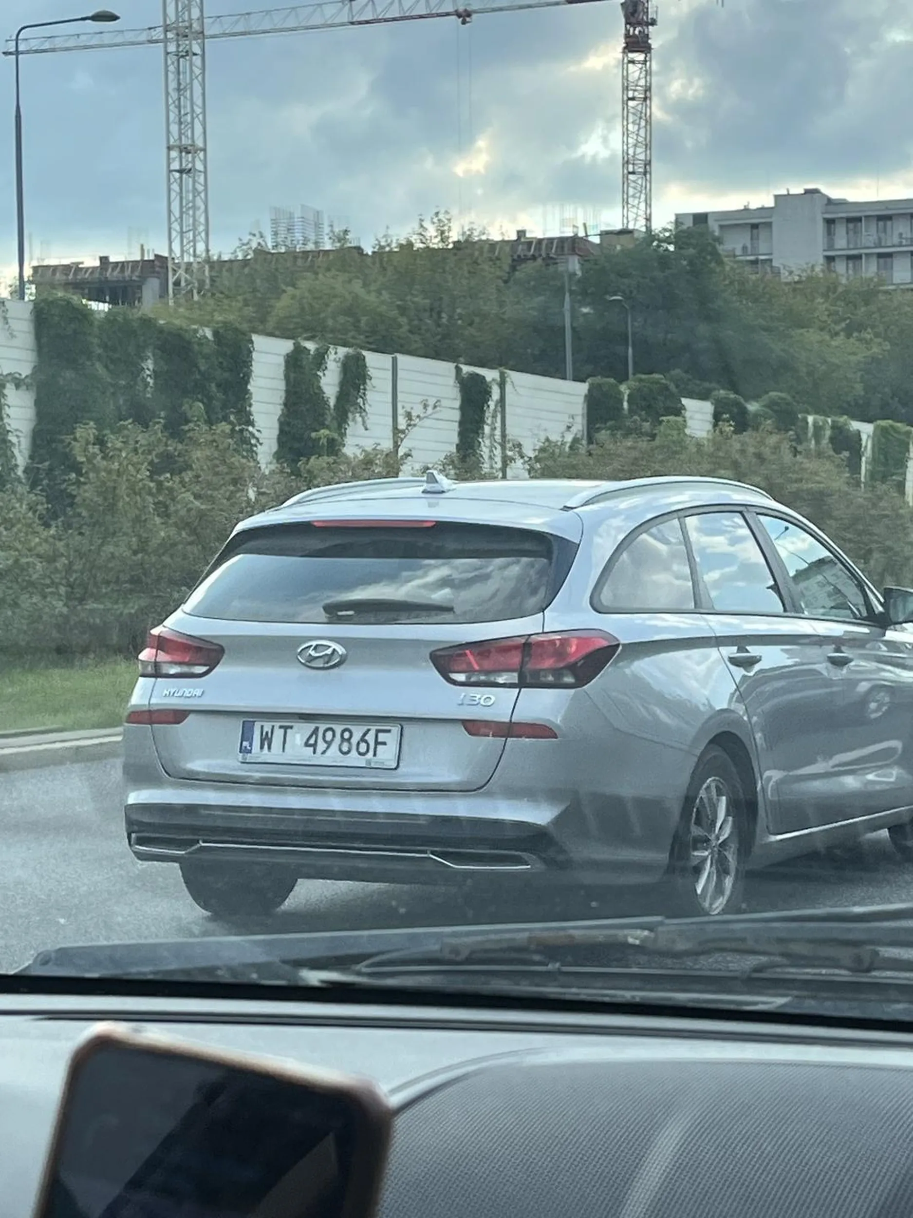 Kierowca rozmawiał przez telefon podczas godzin szczytu i o mały włos nie potrącił pieszej na wiadukcie na Maczka w Warszawie. Firma Maspex musi być dumna z pracownika.