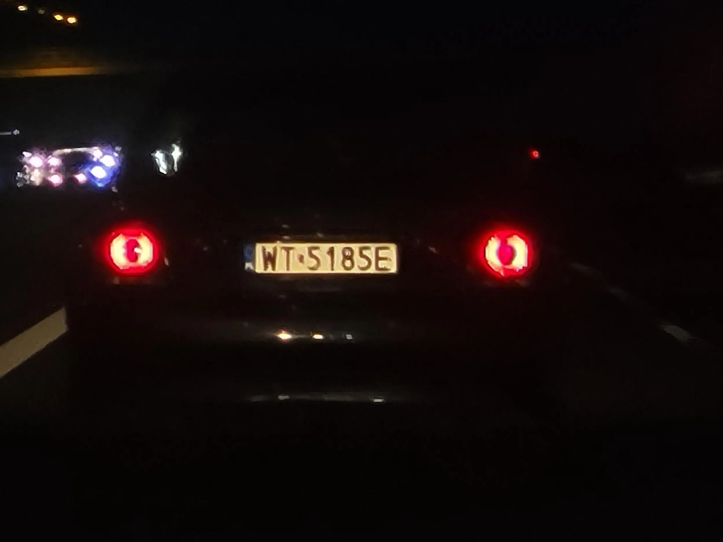 Kolega nie patrzy w lusterka. Reflektorom źle z oczu patrzy