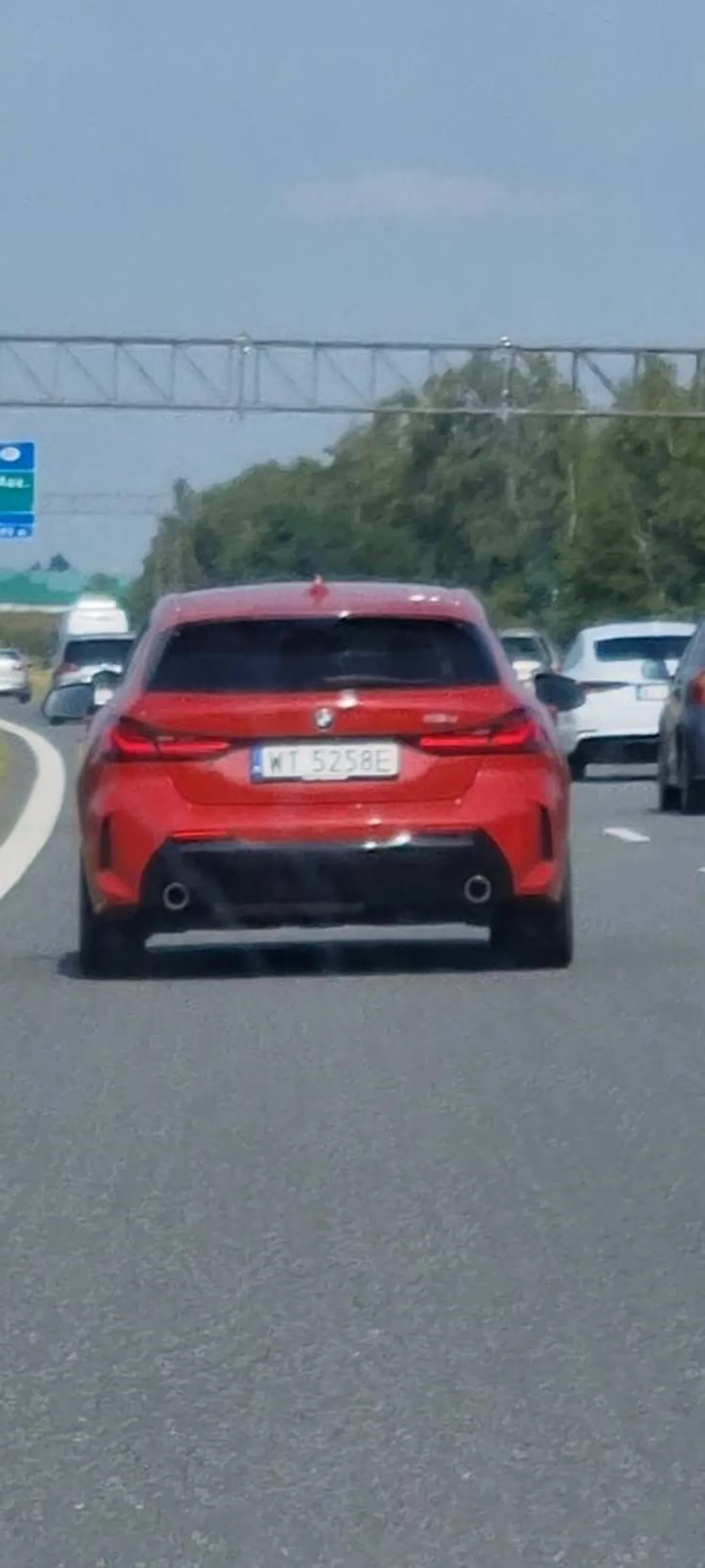 Jeździ bezmyślnie i niebezpiecznie. Wyprzedza z prawego pasa zajeżdżając lewy pas tuż przed maską.